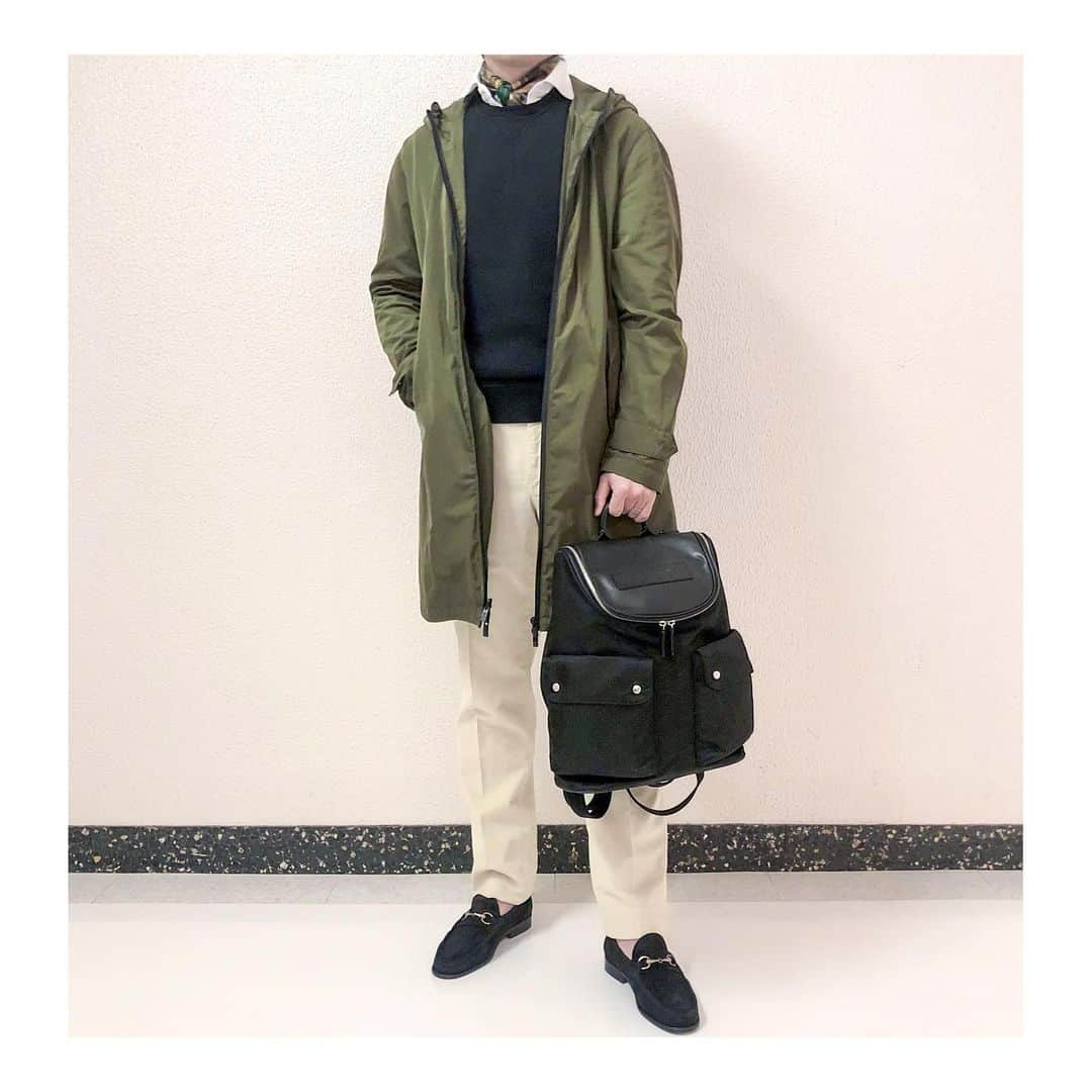 Felisi Japan 〔フェリージ〕さんのインスタグラム写真 - (Felisi Japan 〔フェリージ〕Instagram)「【3way Down Coat Coordinate】 . SLOWEARグループの“URBAN TRAVELLER”コレクションの中から、 MONTEDOROの3WAYダウンコートをご紹介。 外側はミリタリー調のコート、内側にはダウンコートと、 それぞれ単独でも2つを組み合わせても使えます。 . それぞれのアウターに、独立したポケットも完備しており、 単独での使用の見た目はもちろんですが、 使い勝手でも違和感なく着ることができます。 . フードの先端から裾までのファスナーと袖口・襟元のスナップで、 2枚のアウターが簡単に着脱できる仕様となります。 気温の変化や、また今の働き方の変化による 装いにも対応できる、便利なアウターです。 . 今回カジュアルなコーディネートでご案内してますが、 ネイビーの色合いもご用意しており、 マットな風合いのナイロンで高級感のある見た目は、 スーツやジャケットなどのビジネススタイルにも、 相性良くコーディネートしていだけます。 . . Downcoat：MONTEDORO Price：¥132,000 . Sweatshirt：ZANONE Price：¥33,000 . Shirt：GRANSHIRT Price：¥29,700 . Pants：INCOTEX Price：¥38,500 . Shoes：Il Mocassino Price：¥39,600 . Scarf：Pierre-Louis Mascia Price：¥17,600 . Bag : Felisi Price : ¥85,800 . . . #felisi #felisiselection #mensfashion #downcoat #montedoro #slowear #zanone #incotex #granshirt #illmocassiono #pierrelouismascia #フェリージ #フェリージセレクション #モンテドーロ #ダウンコート #3wayダウンコート #ミリタリーアウター #ザノーネ #インコテックス #グランシャツ #ピエールルイマシア #イルモカシーノ #リュックサック #ダウンコーデ #冬コーデ #メンズコーデ」11月28日 20時49分 - felisi_japan