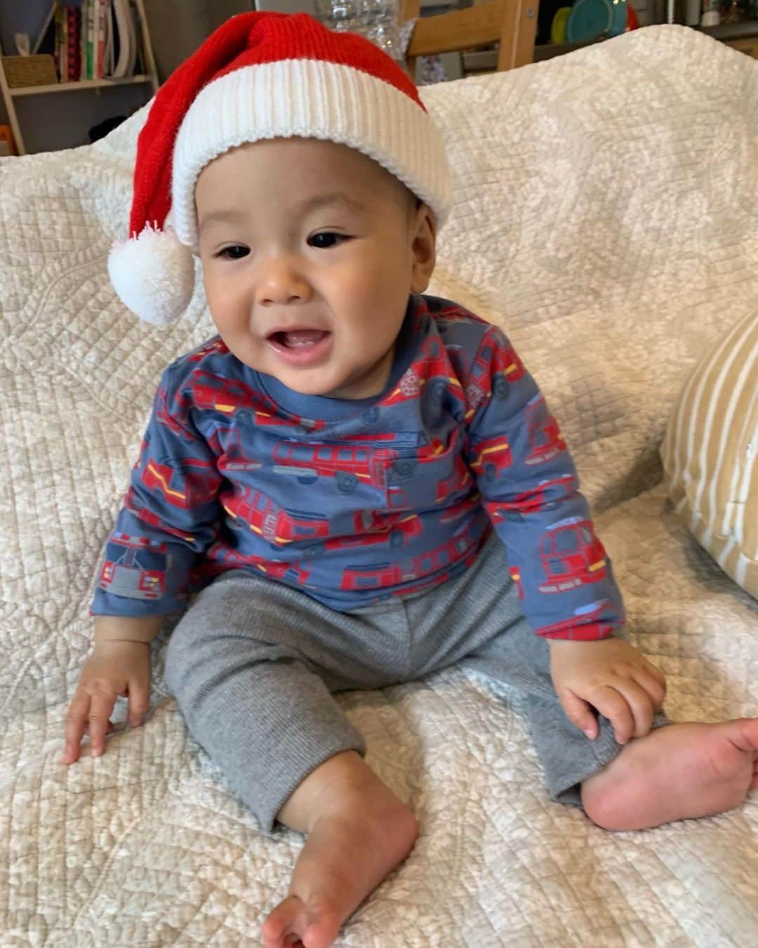 瀬間友里加のインスタグラム：「8month👶💕あっという間の1ヶ月！！つかまり立ちでどこでも立ちたがるし、どこまででも追いかけてくるし、目が離せない！笑　動くの大好きな息子👶 レッスンを再開したので、今月は祖父祖母と待っててくれたり、初めての託児所も経験したね👏たくさんの笑顔をありがとう❤️すくすく育ってね👶息子のgapお買い物率が高いのでコンテストに参加してみようと思います🤣❤️#8month #8monthbaby #8ヶ月ベビー  #gapベビーモデルコンテスト #gapbaby #ブラナンクラブ #gapボーイ」