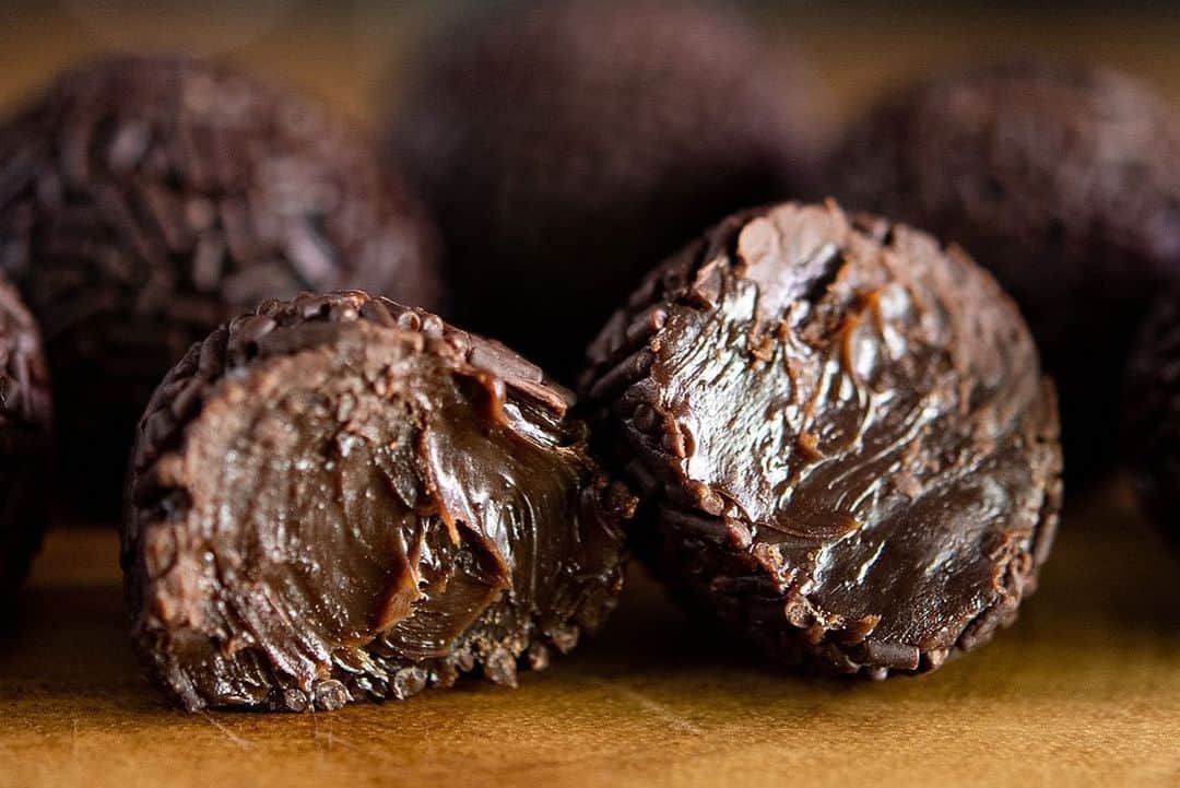 チョコレートカカオさんのインスタグラム写真 - (チョコレートカカオInstagram)「I made the Brazilian bonbon chocolates. ブラジルのボンボンショコラ？トリュフ？を作ってみました∴∵ゞ(´ω`*)♪  チョコレートミルクトリュフ「ブリガデイロ」 Condensed milk chocolate truffles  YouTube https://youtu.be/SiVUUiBRrME  #Youtube #asmrfood #foodie #instafood #dessertporn #スイーツ #yummy #recipe #chocolate #tasty #dessert #チョコレート #chocolove #chocoholic #recette #レシピ #brigadeiro #ブリガデイロ #truffles #練乳 #ボンボンショコラ #ブラジル #brigadeirogourmet #chocolatetruffles #condensedmilk #cocoa #ココア #brasilianfood #brasil」11月28日 20時51分 - chocolate_cacao_seijin