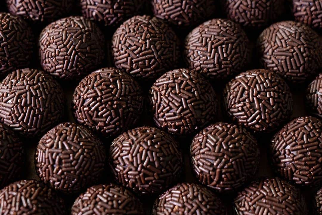 チョコレートカカオさんのインスタグラム写真 - (チョコレートカカオInstagram)「I made the Brazilian bonbon chocolates. ブラジルのボンボンショコラ？トリュフ？を作ってみました∴∵ゞ(´ω`*)♪  チョコレートミルクトリュフ「ブリガデイロ」 Condensed milk chocolate truffles  YouTube https://youtu.be/SiVUUiBRrME  #Youtube #asmrfood #foodie #instafood #dessertporn #スイーツ #yummy #recipe #chocolate #tasty #dessert #チョコレート #chocolove #chocoholic #recette #レシピ #brigadeiro #ブリガデイロ #truffles #練乳 #ボンボンショコラ #ブラジル #brigadeirogourmet #chocolatetruffles #condensedmilk #cocoa #ココア #brasilianfood #brasil」11月28日 20時51分 - chocolate_cacao_seijin