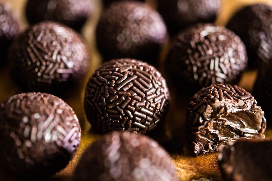 チョコレートカカオさんのインスタグラム写真 - (チョコレートカカオInstagram)「I made the Brazilian bonbon chocolates. ブラジルのボンボンショコラ？トリュフ？を作ってみました∴∵ゞ(´ω`*)♪  チョコレートミルクトリュフ「ブリガデイロ」 Condensed milk chocolate truffles  YouTube https://youtu.be/SiVUUiBRrME  #Youtube #asmrfood #foodie #instafood #dessertporn #スイーツ #yummy #recipe #chocolate #tasty #dessert #チョコレート #chocolove #chocoholic #recette #レシピ #brigadeiro #ブリガデイロ #truffles #練乳 #ボンボンショコラ #ブラジル #brigadeirogourmet #chocolatetruffles #condensedmilk #cocoa #ココア #brasilianfood #brasil」11月28日 20時51分 - chocolate_cacao_seijin