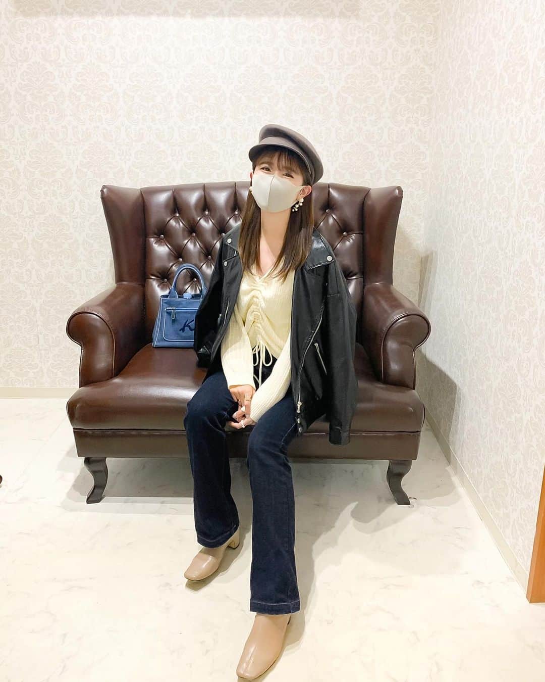 のインスタグラム：「ㅤ ㅤ 今日も白ニット着てた🥰💭🤍❄️ くしゅってなってるの可愛いし Vネックの開き具合すごい丁度良くて すっきりして見える👌🏻💗 ㅤ ㅤ hat / @ca4la_official tops / @zoejenko_official jacket / @u_dresser pants / @amerivintage bag / @kitamura_bag shoes / @grl_official ㅤ ㅤ ㅤ 今日すっごい寒かったね😣 もうこの装備じゃ 夜耐えられないわぁ( ◜௰◝ )🍂 ㅤ ㅤ ㅤ ここがどこなのかはきっと もう分かる人は分かるね🥰❣️ ㅤ 大好きな5人と行ってきました👘 明日も会うのっさいこう💭💘 ㅤ ㅤ ㅤ ㅤ ㅤ ㅤ ㅤ #kana_code ㅤ #コーデ #レザージャケット #白ニット #ショートブーツ #ジーパン #ジーパンコーデ」