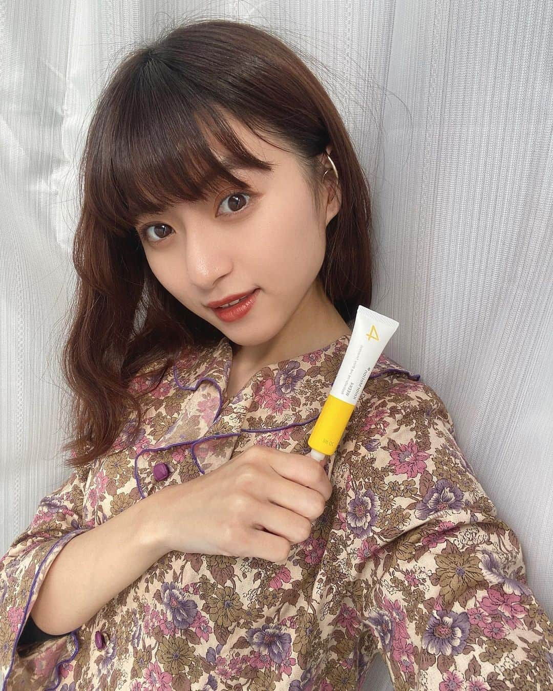 谷口萌衣子のインスタグラム：「WELLA4週目🧴  トリートメントでコーティングするだけじゃなく、 内側からツヤが蘇るなんて嬉しすぎる🤤  毎週トリートメントカラーに合わせて 雰囲気変えてました🙌 遡って見てみてね〜！  そして本日の投票もよろしくお願いします！✊  #ミスキャンパス立命館  ##乾燥対策 #髪質改善 #保湿ケア  #ヘアカラー #ブリーチなしカラー #冬カラー #カラーモーション #4ウィークプログラム #さあサロンに行こう #イルミナカラー #透明感カラー #ウエラプロフェッショナル #NYNY #さあNYNYに行こう」