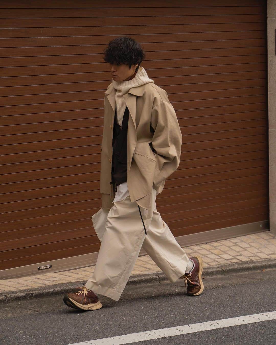 Ryoさんのインスタグラム写真 - (RyoInstagram)「ㅤㅤㅤㅤㅤㅤㅤㅤㅤㅤㅤㅤㅤ ベージュ、ブラウン、アイボリーの色合わせが好きです☺️ ニットフードが、いろいろな合わせ方ができそう、暖かいしオススメ！ これはUNUSEDです🤔 ㅤㅤㅤㅤㅤㅤㅤㅤㅤㅤㅤㅤㅤ jacket:#camielfortgens hoodie:#unused vest:#camielfortgens pants:#studionicholson shoes:#asics × #affixworks bag:#rakines」11月28日 20時54分 - ryo__takashima