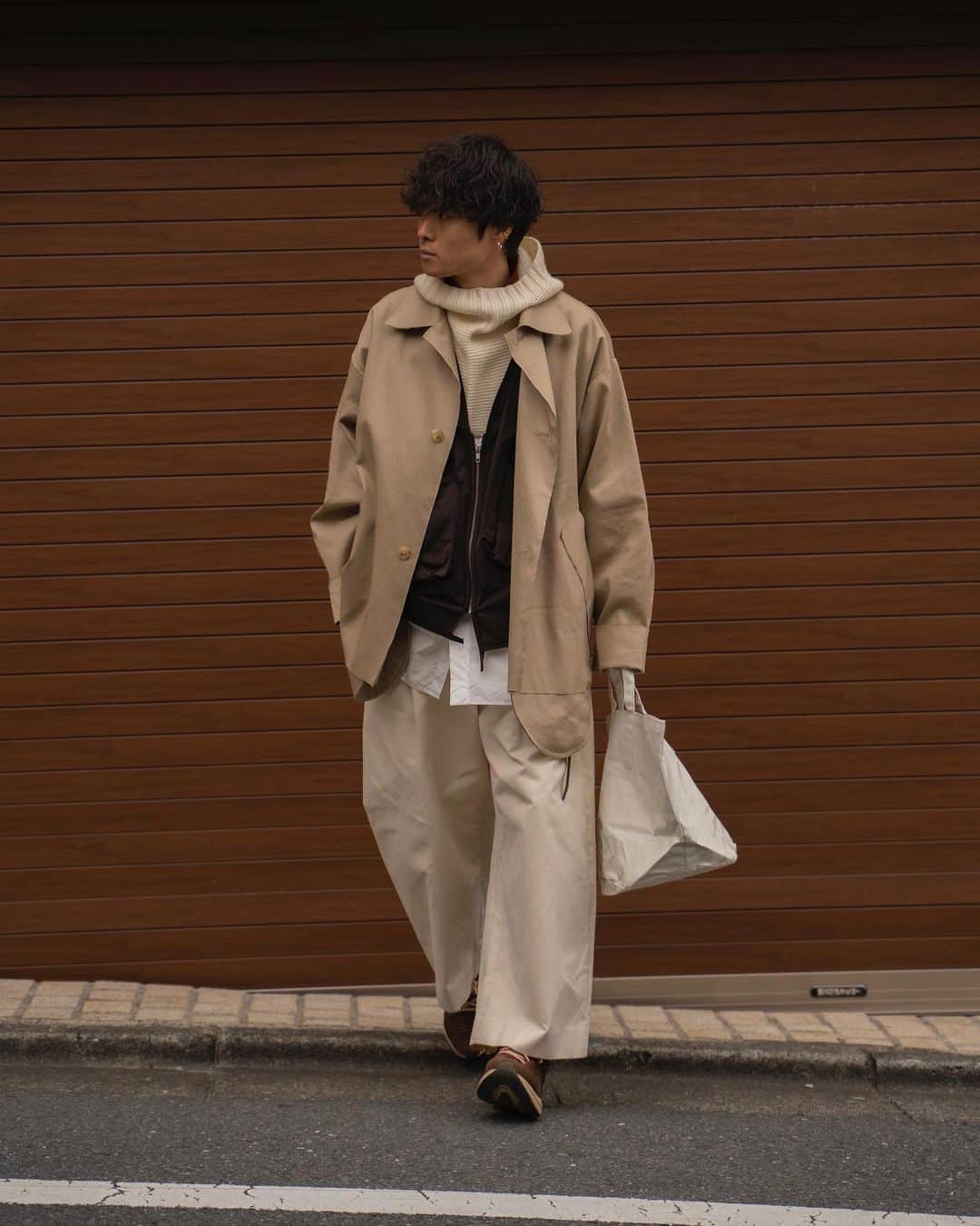 Ryoさんのインスタグラム写真 - (RyoInstagram)「ㅤㅤㅤㅤㅤㅤㅤㅤㅤㅤㅤㅤㅤ ベージュ、ブラウン、アイボリーの色合わせが好きです☺️ ニットフードが、いろいろな合わせ方ができそう、暖かいしオススメ！ これはUNUSEDです🤔 ㅤㅤㅤㅤㅤㅤㅤㅤㅤㅤㅤㅤㅤ jacket:#camielfortgens hoodie:#unused vest:#camielfortgens pants:#studionicholson shoes:#asics × #affixworks bag:#rakines」11月28日 20時54分 - ryo__takashima