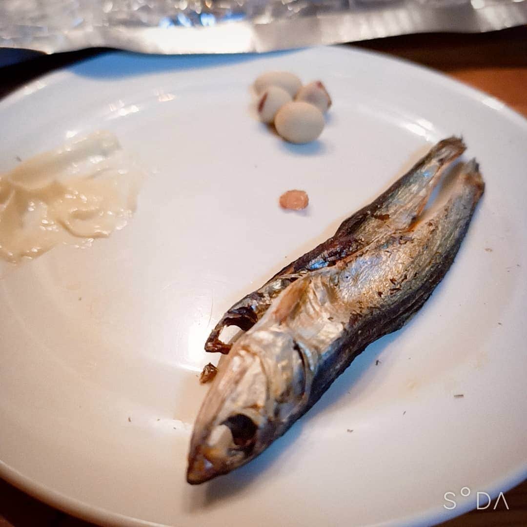 松本隆博のインスタグラム：「。 帰り着いて早々爆睡…… 腹減って起きて、、、 何も無く💦、、 めざしと、ポケットにあった コメダ珈琲の豆のみで、焼酎 お湯割を呑んでます(˙◁˙)。 。温泉は今日はやめときます (*˘︶˘*).｡.:*♡」