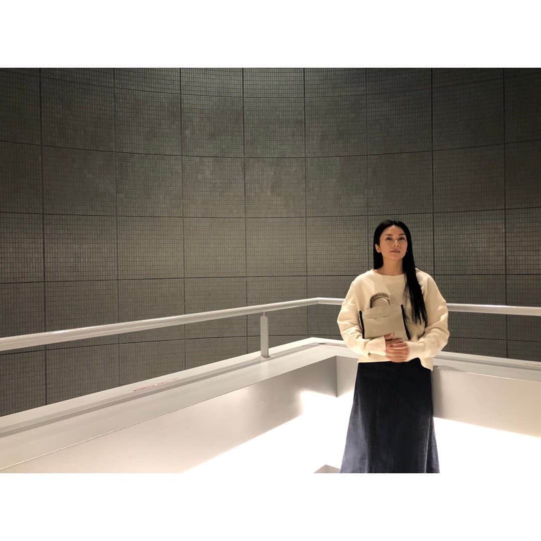 柴咲コウのインスタグラム：「このあと夜10時〜第8話‼︎  どこの美術館ですか？ 撮影スタジオのマネージャーさん達が待機している一角です🐣  撮影の時は1秒でも早く着替えられる服装で。 でもオーガニックコットンなので肌触り抜群♡同じの３枚持ってローテーション、効率重視🏁 撮影終わったら1分でスタジオを後にします💃🏻  #女優あるある #せっかち #一秒も無駄にしたくない #あなたの時間を私に売ってください #撮影終えたら #早く帰ろう #間に合うか #前髪伸びるの早い」