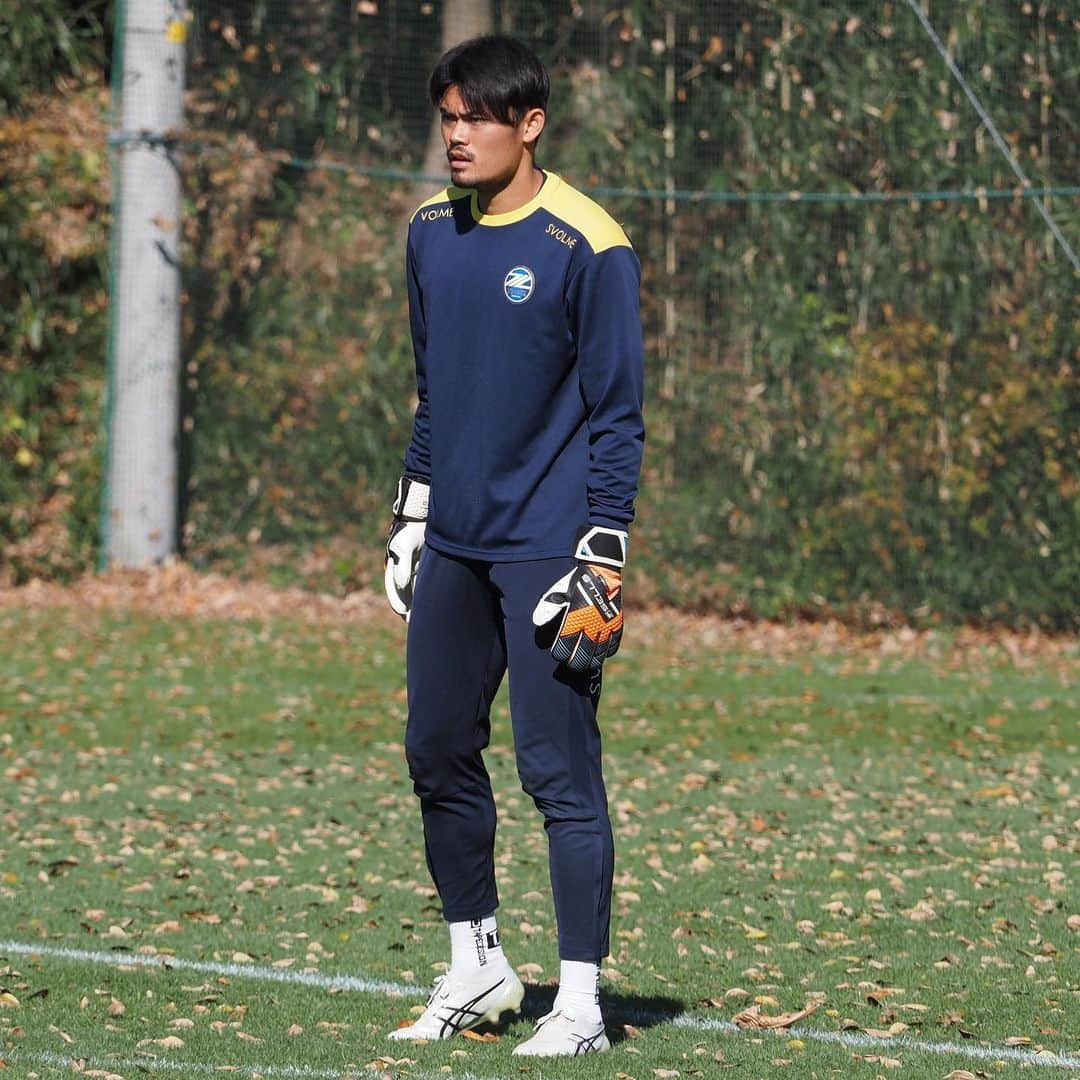 FC町田ゼルビアさんのインスタグラム写真 - (FC町田ゼルビアInstagram)「本日のトレーニングフォト(10枚)👟⚽️ スワイプしてね→📸 . 🗓11月28日(土) 1️⃣ #晴山岬 2️⃣ #下坂晃城 3️⃣ #福井光輝 4️⃣ #吉尾海夏 5️⃣ #深津康太 6️⃣ #酒井隆介 #ステファン 7️⃣ #髙江麗央 8️⃣ #李漢宰  9️⃣ #中島裕希 🔟 #小田逸稀   #FC町田ゼルビア #zelvia #Jリーグ #サッカー #スポーツ #soccer #football #jleague #町田 #svolme #上の原グラウンド #トレーニング #イケメン」11月28日 21時03分 - fcmachidazelvia