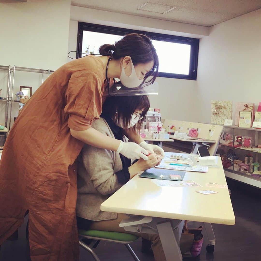 津久井智子のインスタグラム：「#津久井智子  #消しゴムはんこ教室  #年賀状 #ワークショップ  #浅草橋 #蔵前  実に11ヶ月ぶりの開催！ #ヒノデワシ さんに検温や消毒をやっていただき、 #eastsidetokyo さんにプロジェクターをお借りして、1箇所に集まらずに手元が見られる工夫をしていただき、感染防止に気をつけながらの実施でした。  刃の持ち方、消しゴムの動かし方の指導については、どうしても手を添えて持ち方を直してあげないと伝わりにくいので、お客さんに触っていいかお伺いしながら、ニトリル手袋とフェイスシールドで保護しながら、直に触れての指導でした。  いつもは見習いとして半分生徒さんの立ち位置で補助してくれていた長谷川さんも、今回はヒノデワシのスタッフとして、検温や除菌を手伝っていただく形で。  終了後ごとに、2人体制で全ての椅子とテーブルをアルコールで丁寧に清掃。  これはとてもじゃないけど、私ひとりでこの体制を整えることは無理だ〜！  お店とヒノデワシさんと、生徒の皆さんのご協力なしには安全に実現できなかった教室でした。 実現に尽力してくださった関係者の皆さんにも頭が上がらないし、 こんなご時世にもかかわらず、 「待ってましたよ！」と集まってくれた常連の皆さんにも、初めて参加してくれた皆さんにも、感謝の気持ちがやみません。  次はいつ開催できるかわからない状況ですが、どうか気長に待っててね。  動画レッスンもどんどん充実させていきたいけど、私もやっぱり直接教えるのはやりがいがあるなぁと実感しました。  来年の春頃にはまた再開できるといいな。 ありがとうございます😊 明日は自由が丘です。」