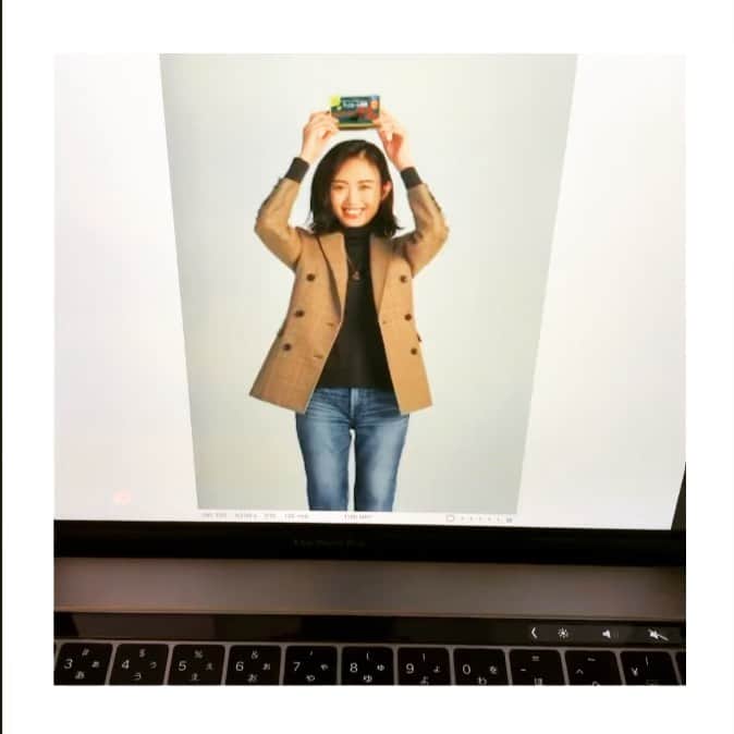 篠原菜月のインスタグラム：「昨日発売の﻿ @oggi_mag  Oggiアワード2020のアイテム選び楽しかった！ 仕事中のお供、チョコレート効果も選びました〜🤤🍫﻿ ﻿ ﻿ ﻿ #oggi#oggi1月号#oggiアワード2020#仕事#ライフスタイル#テレワーク#ビューティ#ヘルスケア#お菓子#shooting」