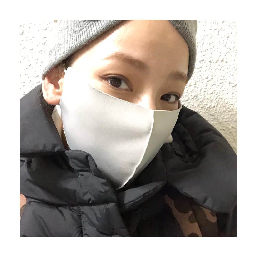 MIKUさんのインスタグラム写真 - (MIKUInstagram)「一気に寒くなりましたね🙄 さすがの私もダウンを着るくらい…  空気は乾燥してるけど、 私の肌は乾燥しらず！！ 肌の調子が良すぎるここ最近💓 本当ならニキビできてもおかしくない時期なのに一個もない🙌✨ 日々のスキンケアにプラス、エステモデルやったり、課題のペアトレやったりしてるからなのかな、、、 とりあえずわーい🙌🙌🙌  一緒に美活したいって方、 いつでも連絡ください♥️ こっちが美活美容専用⇨ @kirei.ni.naro   #nofilter#肌の調子が良い」11月28日 20時59分 - miku39_ya