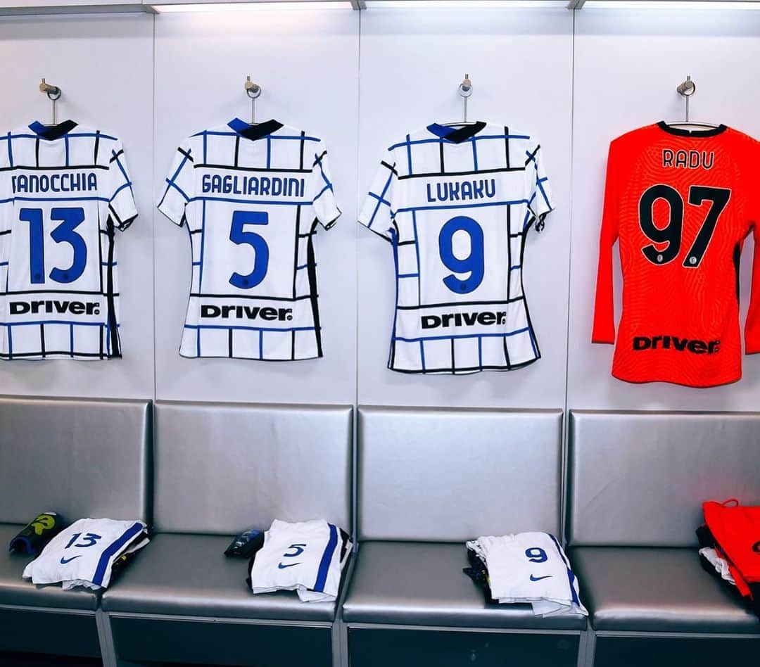 インテルナツィオナーレ・ミラノさんのインスタグラム写真 - (インテルナツィオナーレ・ミラノInstagram)「#SASSUOLOINTER TODAY! 🏟👕👟 A look to our dressing room: #forzaInter! #Inter #Football #SerieA」11月28日 21時00分 - inter