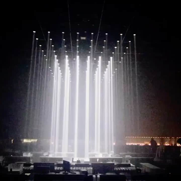 猪子寿之のインスタグラム：「#nightclub #club #shanghai #teamlab  #チームラボ  #上海 にクラブ作った。#MASTER  超巨大な光の彫刻のための空間 #shower3 / #teamlab が、ダンスフロア。 巨大な光の彫刻を創るために、巨大なクラブを作った！ 彫刻の中に入って踊ってもいいよ、壊れないから。 夜は、ショー！ 深夜は、クラブ。」