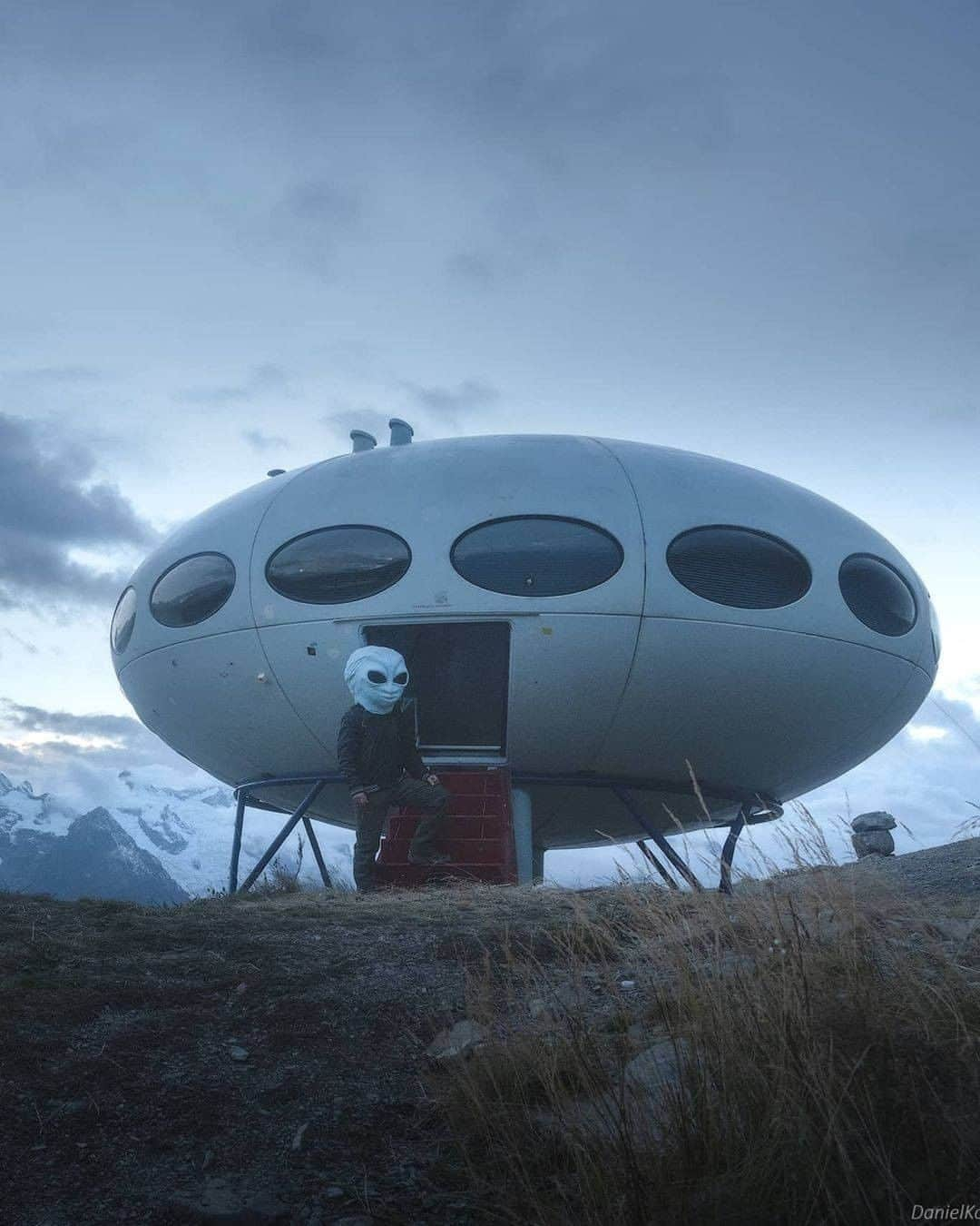 Discover Earthさんのインスタグラム写真 - (Discover EarthInstagram)「In 1968, Matti Suuronen conceived the Futuro House as a "portable" ski chalet. I think we can all agree that it looks like an Alien ship! 👽  "That's actually an amazing and unusual mountain hotel high in Dombai mountains. This is one of the few Futuro houses, or Futuro Pods. It is a round, prefabricated house designed by Finnish architect Matti Suuronen, of which fewer than 100 were built during the late 1960s and early 1970s. In the video you can have an excursion inside the house, of course accompanied by an awesome Hans Zimmer"  🇷🇺 #discoverDombai with @danielkordan  . . . . .  #moscow ​#пите  #vscorussia ​#sp ​#saintpetersbur  #лето ​#санктпетербур  #photorussia ​#сп ​#ms  #instarussia  #фото  #siberia  #russian  #природа  #alien  #aliens  #ufo  #scifi  #xenomorph  #space  #psychedelic  #neca  #extraterrestrial  #outerspace」11月28日 21時00分 - discoverearth