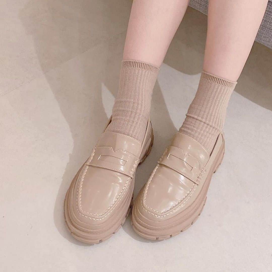Vannie Officialのインスタグラム：「【VANNIE U　ダッドローファー 】4,100+tax  今季のヴァニーコーデには欠かせないダッドローファー 存在感抜群な厚みのあるソールに丸いフォルムが今らしいダッドな雰囲気に◎ ツヤのあるエナメル素材なので女の子らしさも忘れない一足です♡ お気に入りのソックスで合わせてね♪ ⠀ ⠀ ⠀ #vannie_u#ヴァニーユー #ZOZOでしか買えない⠀⠀  お問い合わせはDMまでご連絡ください‪‪☺︎‬」