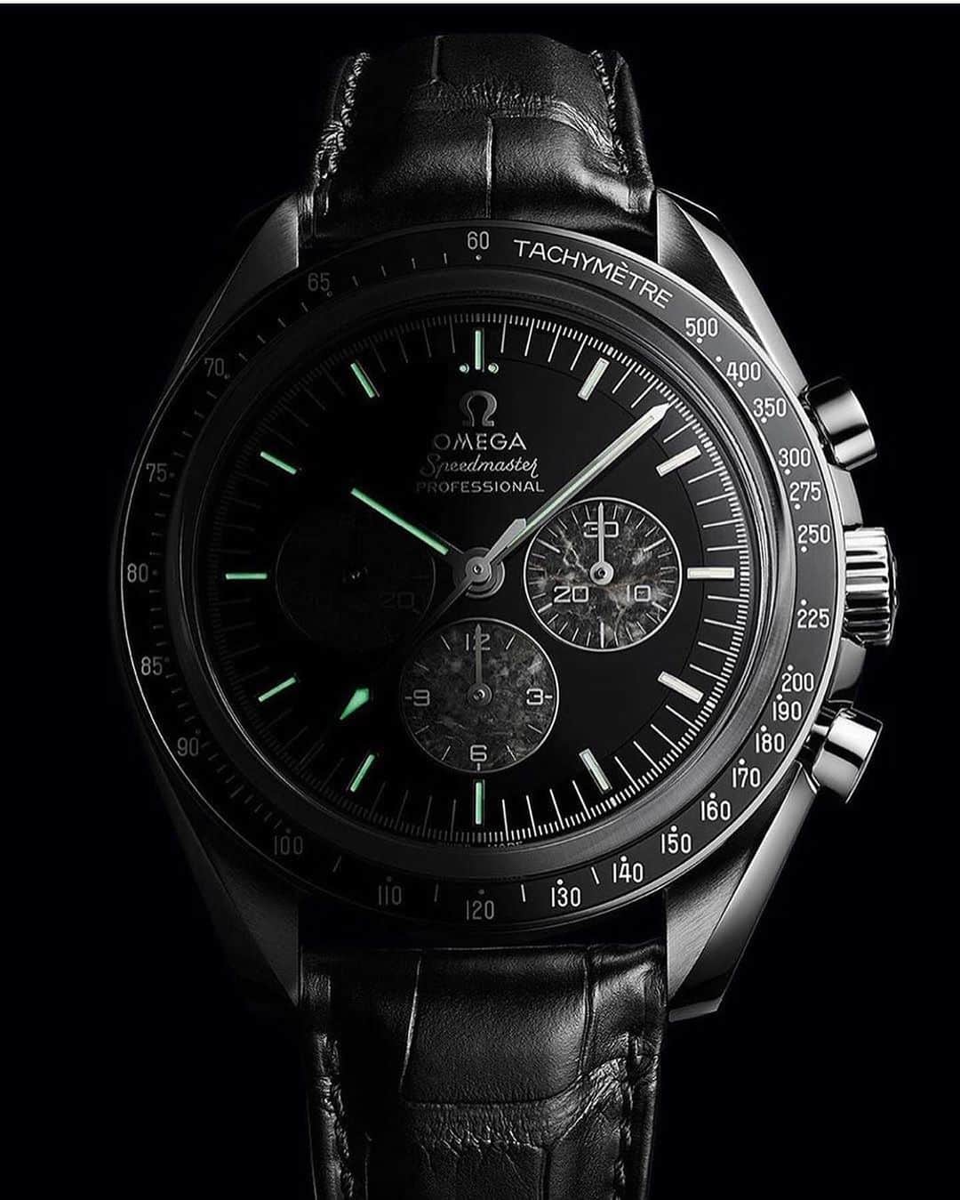 Daily Watchさんのインスタグラム写真 - (Daily WatchInstagram)「The Omega 50th Anniversary Speedmaster Moonwatch with Caliber 321. The case material is platinum 🚀 #Omega #OmegaWatches」11月28日 21時13分 - dailywatch