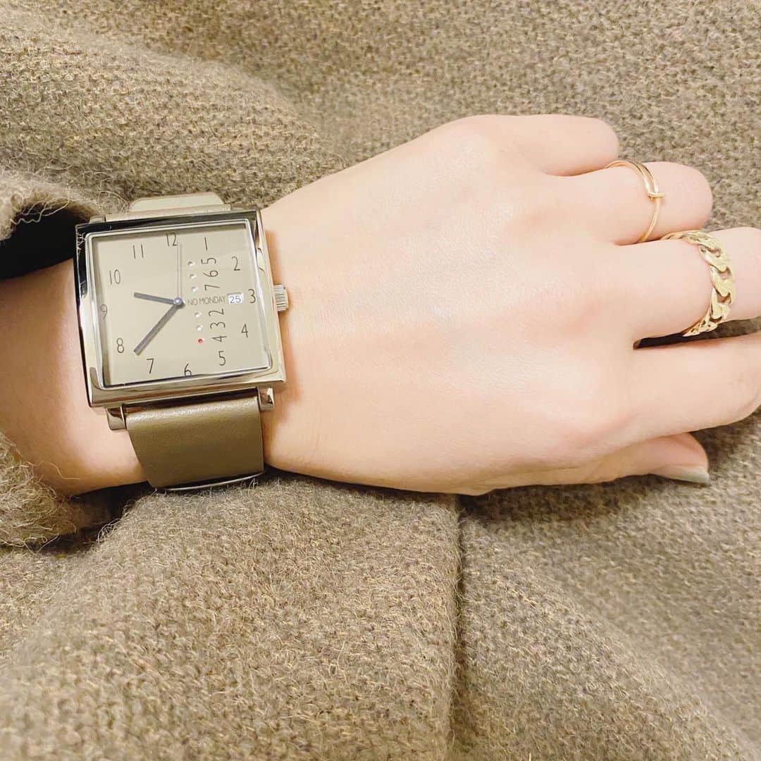 aiaiのインスタグラム：「NO Monday のNMシリーズ  @nomonday_jp   ✹✹✹✹✹  洗練されたシンプルなデザイン きれいなフェイスには月曜を除く 毎日に曜日を示す赤いマークが　 あります 月曜日から解放された日を 送ろうというメッセージを　 この時計に含んでいるそうです  Ｎowmondayの代表的な デザインとグレージュの色合いが 手元のおしゃれをより 引き立ててくれます  ✹✹✹✹✹  『NoMonday』 NM-2 NM-471GY  お得になるクーポンコードを 発行して頂きましたので 良かったらお使いください ↓↓↓ saltakx14  ✹✹✹✹✹  #nomonday #ノーマンデー #腕時計  #時計  #手元倶楽部  #ファッション #今日のコーデ #腕時計コーデ  #腕時計くら部  #腕時計好きな人と繋がりたい  #時計好き  #時計好きな人と繋がりたい #watch  #プレゼント  #ギフト」