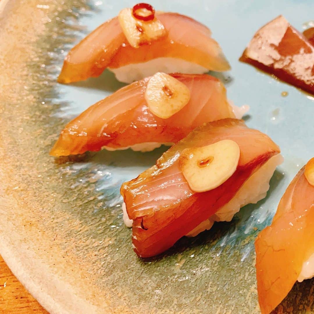金子貴俊さんのインスタグラム写真 - (金子貴俊Instagram)「釣った魚を捌いて握って寿司三昧！ ヒラメとイナダのにぎりから 漬け、昆布〆と味変😙 至福の時間。 たまらない。釣った喜びがより大きくなる〜🥰  #家寿司#握ってみた#釣った魚食べる #寿司#握り#漬け#昆布〆」11月28日 21時05分 - takatoshi_kaneko