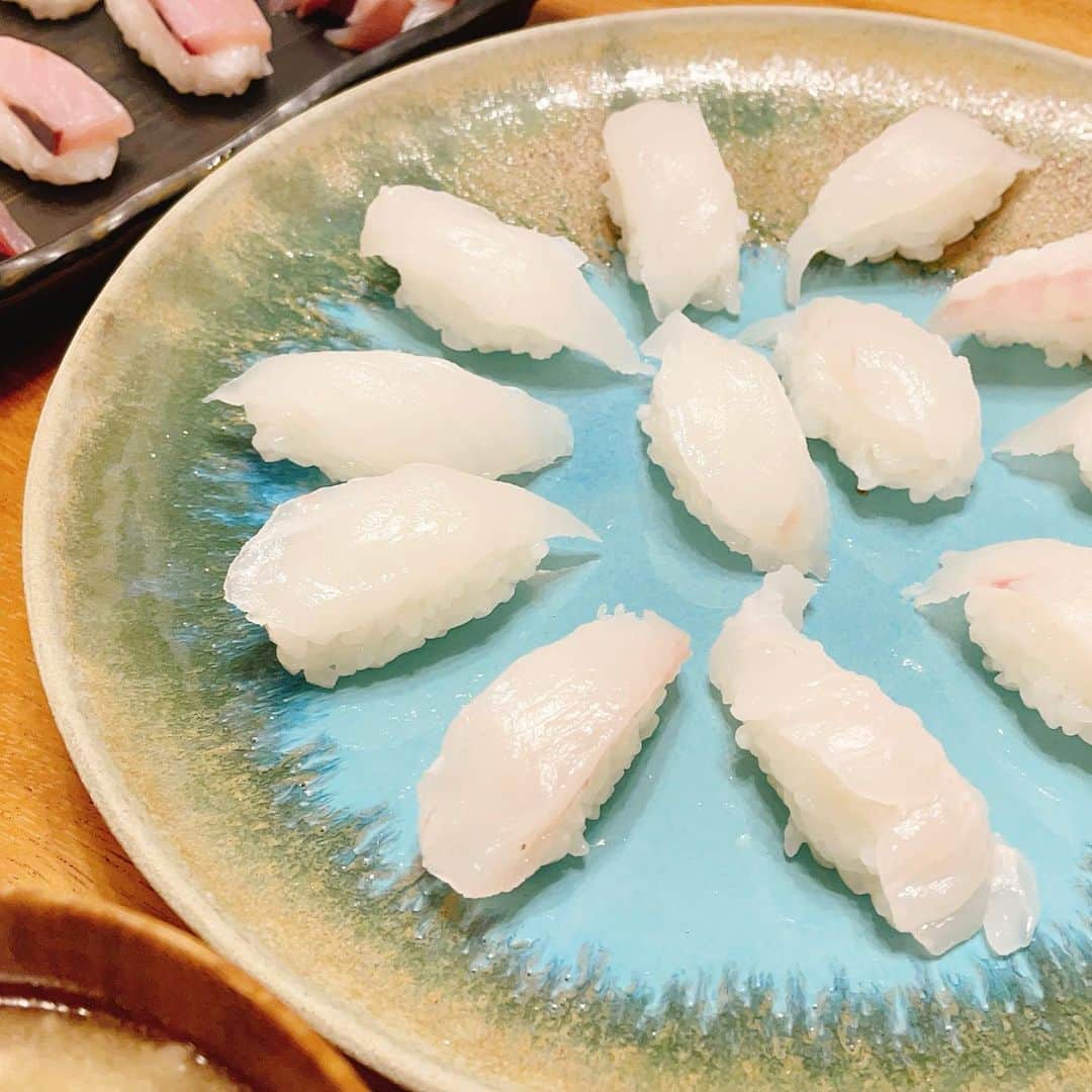 金子貴俊さんのインスタグラム写真 - (金子貴俊Instagram)「釣った魚を捌いて握って寿司三昧！ ヒラメとイナダのにぎりから 漬け、昆布〆と味変😙 至福の時間。 たまらない。釣った喜びがより大きくなる〜🥰  #家寿司#握ってみた#釣った魚食べる #寿司#握り#漬け#昆布〆」11月28日 21時05分 - takatoshi_kaneko