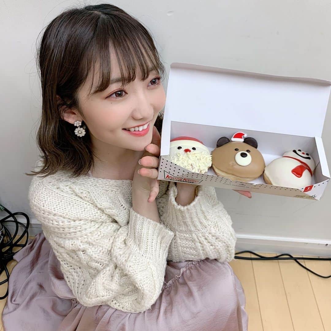 夏川愛実のインスタグラム：「﻿ ﻿ ﻿ クリスピードーナツ🍩﻿ クリスマス仕様かわいい🎄🎅💕﻿ ﻿ ﻿ #クリスピードーナツ#ドーナツ#クリスマス#クリスマススイーツ﻿ #スイーツ#サンタさん#冬コーデ#白ニット#ニット﻿ ﻿#ボブヘア#ウェーブ#ウェーブ巻き#ヘアアレンジ」
