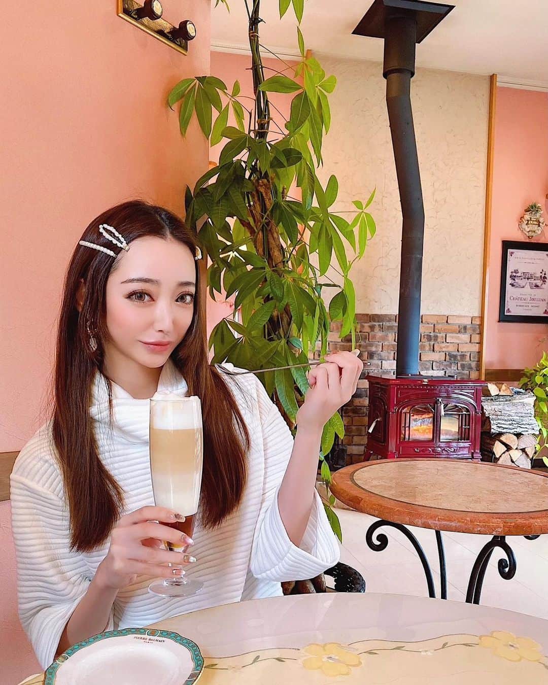 坂本礼美のインスタグラム：「. . lunch🍝🍰😛💘 . ここのカフェ可愛い☕️💭💭💕 . . . #lunch #cafe #waffle #pasta #🍝 #🍰 #☕️ #😋」