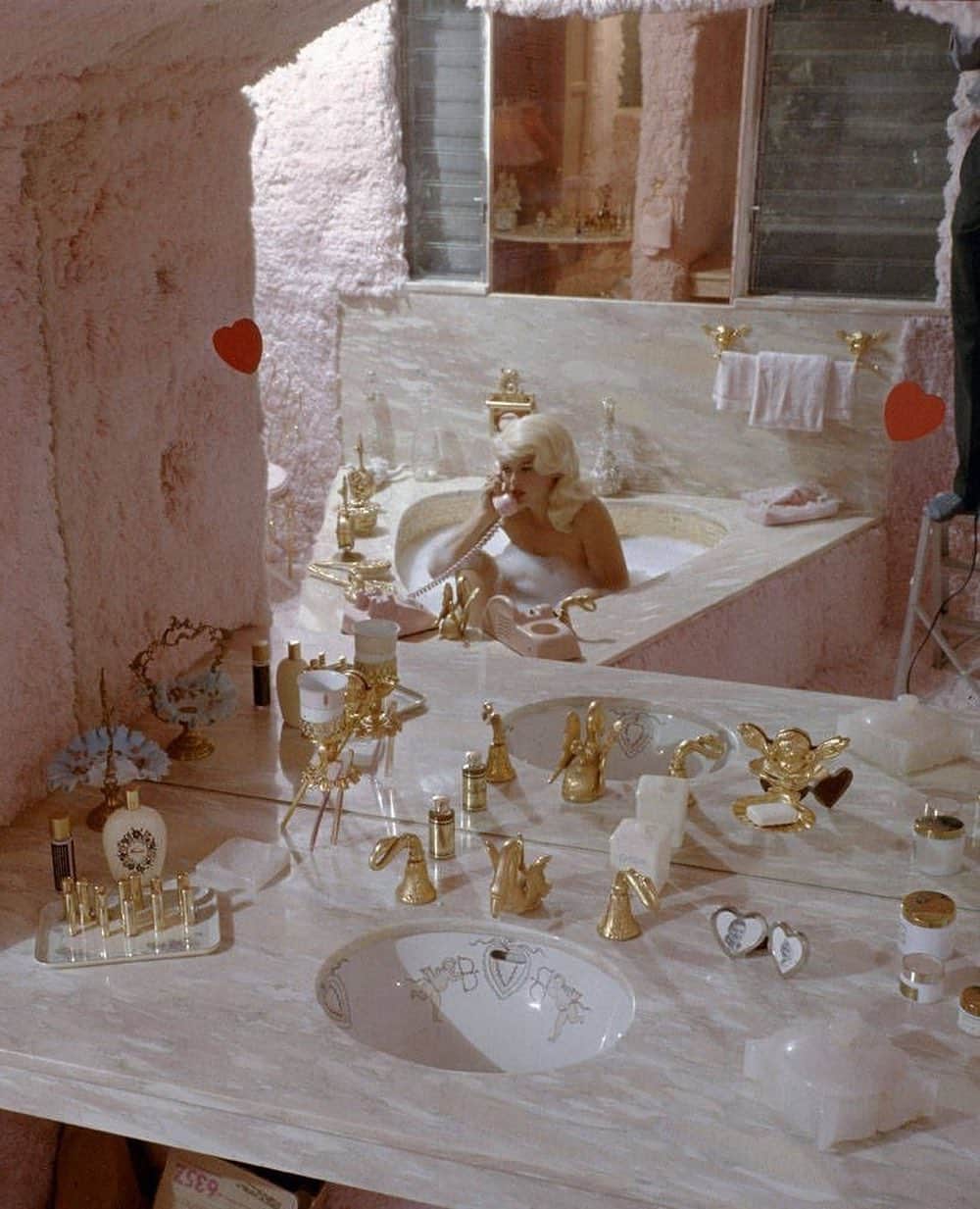 AnOther Magazineさんのインスタグラム写真 - (AnOther MagazineInstagram)「#SelfCareSaturday – Jayne Mansfield bathing in her famed Pink Palace 💗」11月28日 21時09分 - anothermagazine