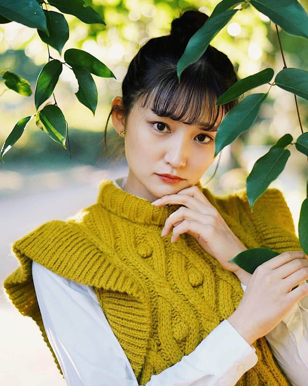 加藤早和子のインスタグラム：「❤︎ 最近お団子ヘア🍡 にハマってる  タートルネックのセーター の時は 髪の毛下ろすよりスッキリさせる方がお好みです😌♡  . . #青山学院大学 #女子大学生 #一眼レフ #ポートレート #ポートレート撮影 #ポトレ #被写体 #いいね返し #portrait #as_archive #portraitphotography #as_picture #portrait_mood」