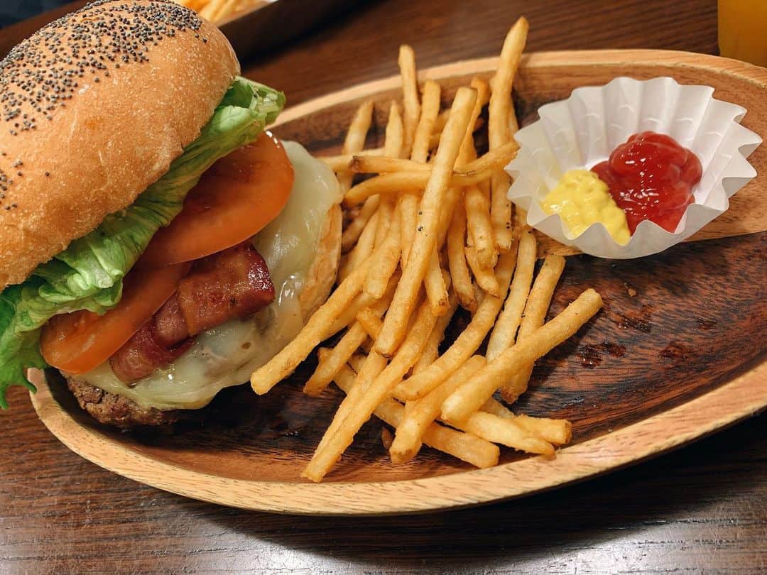 のインスタグラム：「ハンバーガー！！！🍔🍟 ﻿ ﻿ ﻿ ﻿この前 でっかいハンバーガーにかぶりつきました！！﻿ 口いっぱい幸せでした〜😂💓﻿ ﻿ ﻿ ﻿ ﻿ ﻿ ﻿色んなところ行ってみたいので ﻿また違うハンバーガー屋さんいこ😝（笑） #オリックスバファローズ  #buffaloes #bsgirls #bs2020  #baseball #プロ野球 #셀카 #좋아요반사  #赞 #粉我 #照片 #ınstagood #instagram #follow #me  #photography #ハンバーガー #hamburger #モッツァレラチーズ  #ポテト #美味しい #食」