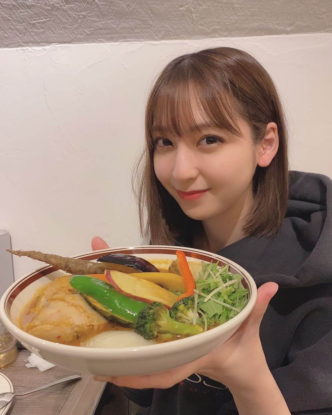 松岡菜摘のインスタグラム：「. . 北海道の大好きなスープカレーのお店が ふくおかに出来てた！！🥺 . 野菜がたっぷりで 本当においしいのです 毎日食べたい！！☺️笑 . #スープカレー　#カレー #サムライカレー #🍛 #北海道グルメ #福岡グルメ  #ごちそうさまでした  #お腹いっぱい」