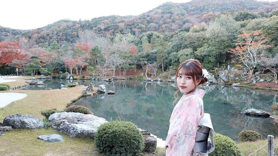 郷杏樹のインスタグラム：「. 背景、色なかったから彩度上げて綺麗にしたのを2枚目にしたのでよかったら2枚目も見てね☺︎ . . . #京都 #kyoto #着物」