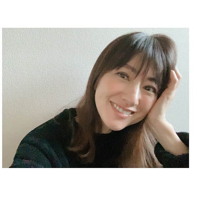 前田ゆかのインスタグラム：「今晩は鮭と豆腐の味噌煮を作りました。  アスタキサンチンとイソフラボンでエイジングと更年期をやわらげる組み合わせです。  鮭の身は活性酸素を無害化にする抗酸化成分アスタキサンチンが老化予防の効果に、  豆腐に含まれるイソフラボンは女性ホルモンエストロゲンの不足を補うため更年期をやわらげてくれます。  お豆腐や大豆食品はカルシウムも取れますので骨量が減ると言われているこの時期は毎日食べるようにしています。  味噌、味醂、醤油で煮込みましたよ🙆‍♀️  #おうちごはん #食べ物も意識して #更年期対策  #まずは食から意識して #水菜はビタミンCＥカルシウムが豊富 #maeyukareshipi」