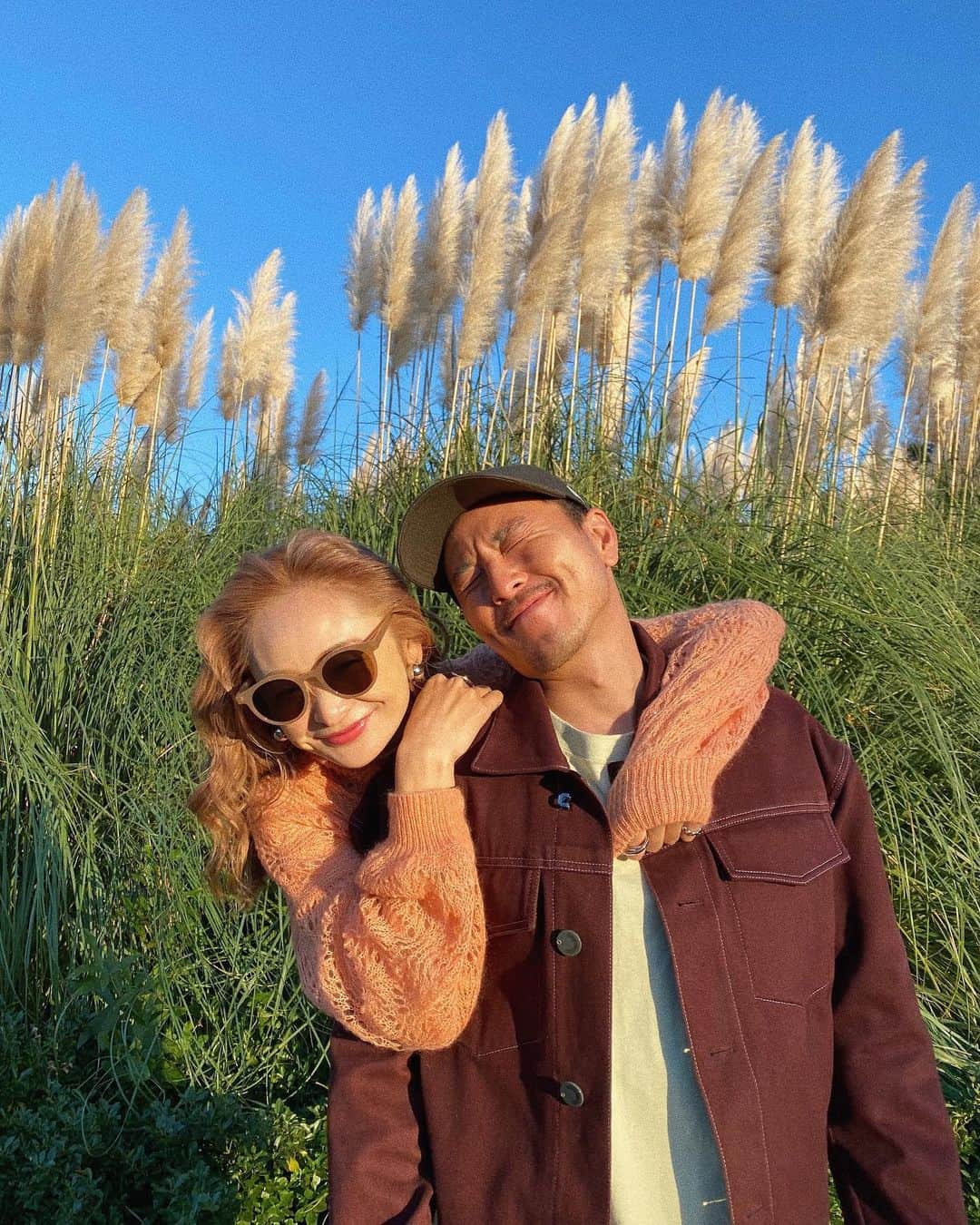 のインスタグラム：「🧡 秋 の お も い で 🌾 旦那はんよ、、👨🏻‍🦱 いい加減にしてぇ〜笑 写真やでって言ってるのにみんなが 笑ってくれるから調子乗っちゃって〜🕺笑  バックミュージックも最高すぎるっ😂🎵　  たのしかったね🤝💕💕💕  #夫婦 #秋の思い出」