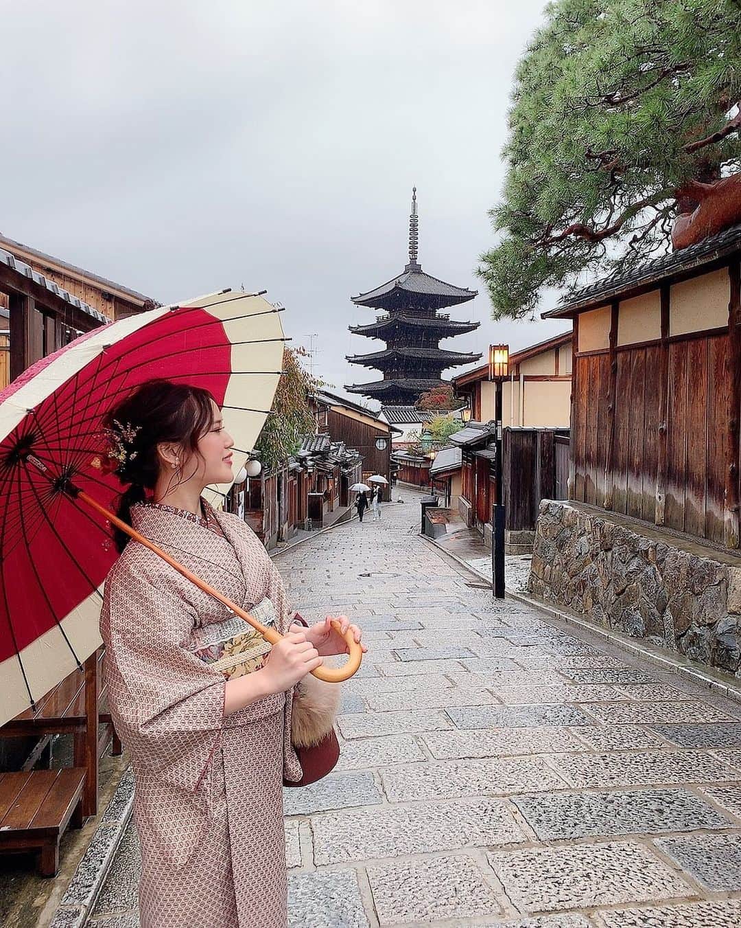 AKARIのインスタグラム：「#二寧坂  この日はずーっと雨だったけど、 傘可愛いし人も少なくてのんびりできた❣️」