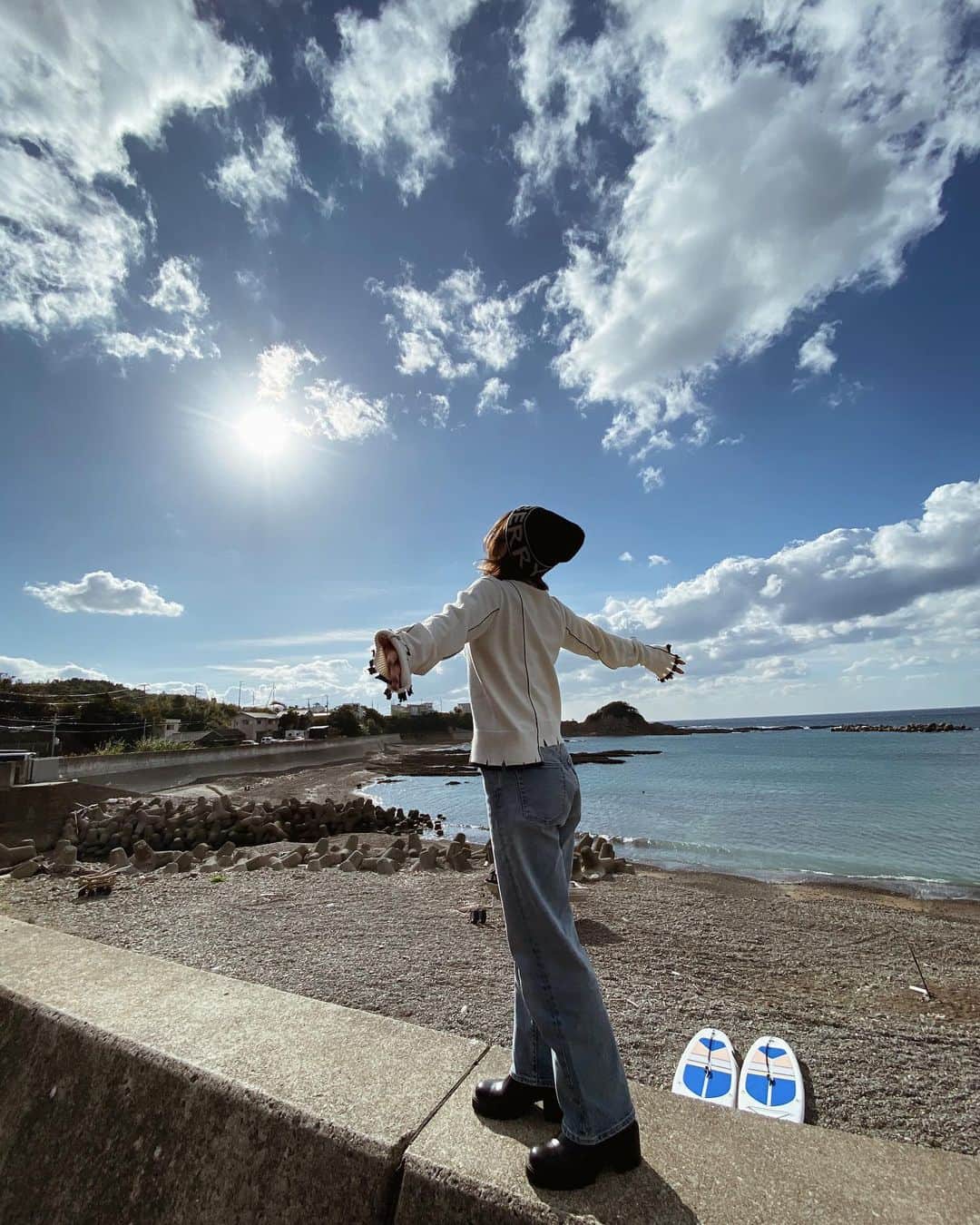 のインスタグラム：「最高のベストショット📸🌊﻿ ﻿ ﻿ photo by CHAL💜﻿ ﻿ ﻿ ﻿ ﻿ さすがに海は入れませんが…(笑)﻿ ﻿ ﻿ ﻿ 冬の澄んだ海も素敵だな〜と﻿ 感じました🤤✨﻿ ﻿ ﻿ ﻿ いつも見るのは琵琶湖なので﻿ 海を見るとすごくテンション上がります！(笑)﻿ ﻿ ﻿ ﻿ 皆様のおすすめの海はありますか？？﻿ ぜひ教えてください〜🌊﻿ ﻿ ﻿ ﻿ ﻿ ﻿ ﻿ ﻿ #オリックス #Bs2020 #BsGirls #オリ姫﻿ #野球 #プロ野球 #オリックスバファローズ #超革新系﻿ #野球女子　#野球好き　#京セラドーム大阪　﻿ #海 #秋コーデ #秋メイク #ショートヘア ﻿ #ニット帽 #ニット帽コーデ﻿ #baseball #ORIX #Buffaloes #BINNOVATION﻿ #MIYU #miyu_337  #🐼 ﻿」