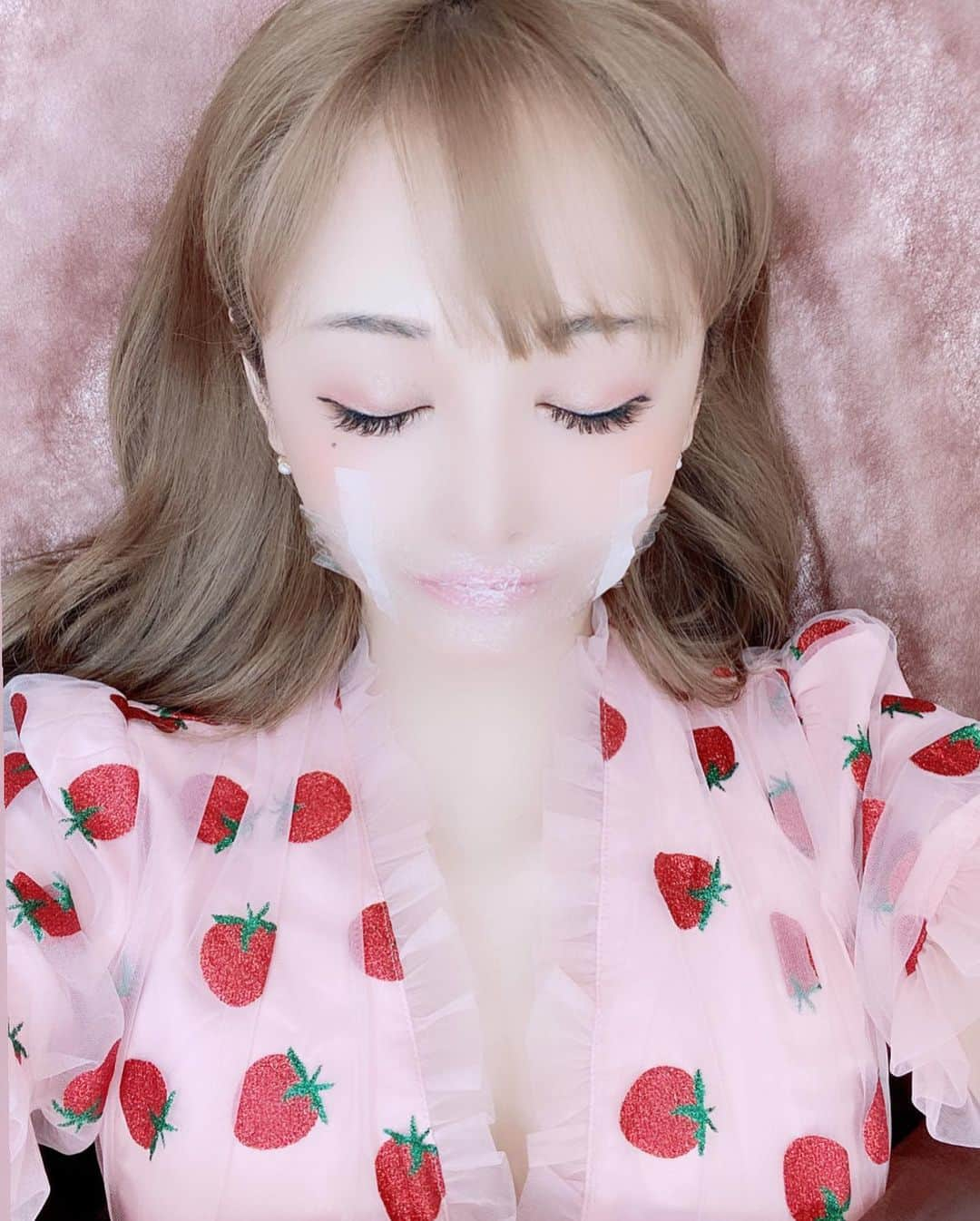 真優川咲さんのインスタグラム写真 - (真優川咲Instagram)「#🍓#🎀#💄#💋 #唇 についての質問が多数あったのでお答えします💋💋💋  咲は半年〜年に1度、 【 @medicalbrows 】さんで定期的に #リップアート をして頂き 色や形を好みに整えてもらっています😘💋  今回は4回目の施術へ行ってきました💗 #デザイン はいつも 　#人中短縮 & #m字リップ  デザイン💋 小さめおちょぼ😽でぽってりアヒル口🐣が私の顔に1番合う #好みの唇 です💗  特に このご時世。🦠😷 マスクが必須の時代なので #唇アートメイク は本当に神。必須です💄💯✨  #リップ に悩みのある方、 唇を少しでも可愛くしたい方はぜひ🍓✨  #整形 なしでもある程度は#アートメイク で 十分可愛くなれるのと思うので ぜひ一度、私の担当 #神アーティスト ✨の 【 @medicalbrows_nakagawa 】さんに 相談してみて下さい💌✨  いつも優しく丁寧で お上手すぎて..🖋 とーってもおすすめです😘💋 #ripart #medicalblows #銀座 #happy #love  #咲beauty💋」11月28日 21時20分 - saki_411