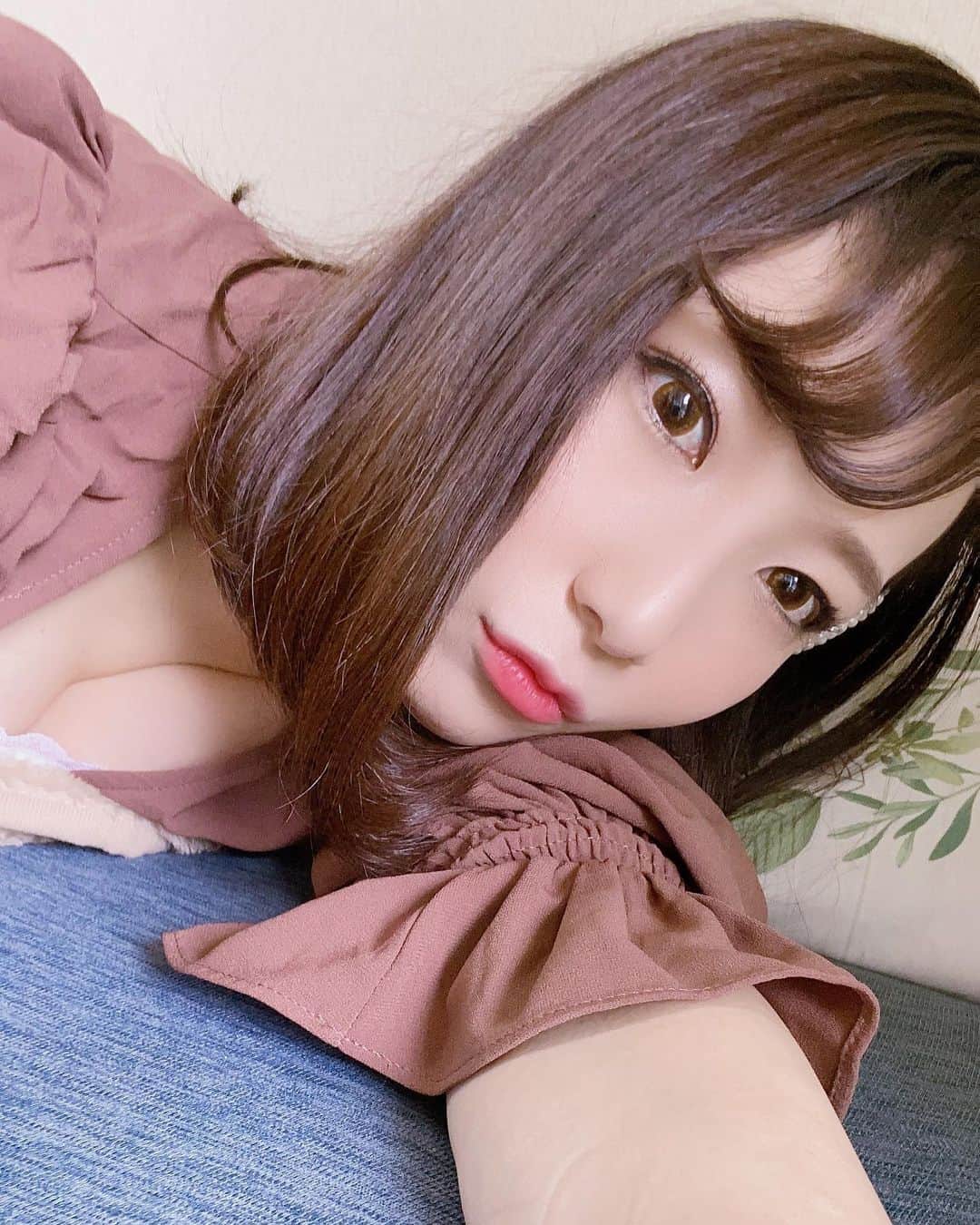 のインスタグラム：「~もっと…私に夢中になって~  🐥Twitterもフォローしてね▶︎▶︎▶︎@kamikimahoro   #添い寝 #彼女感 #彼女目線#彼氏彼女 #彼女とデートなうに使っていいよ #可愛いは正義 #ちらり #チラリズム #セクシーショット#妹子 #正妹 #扎心了 #instagram#instapic #twitter#お家時間 #お家デート#あざとい #あざとい系女子#エロスタグラム #av女优 #女演员 #フォロワー募集中#ふぉろーみー #followme #japanesegirl #カメラマンさんと繋がりたい」