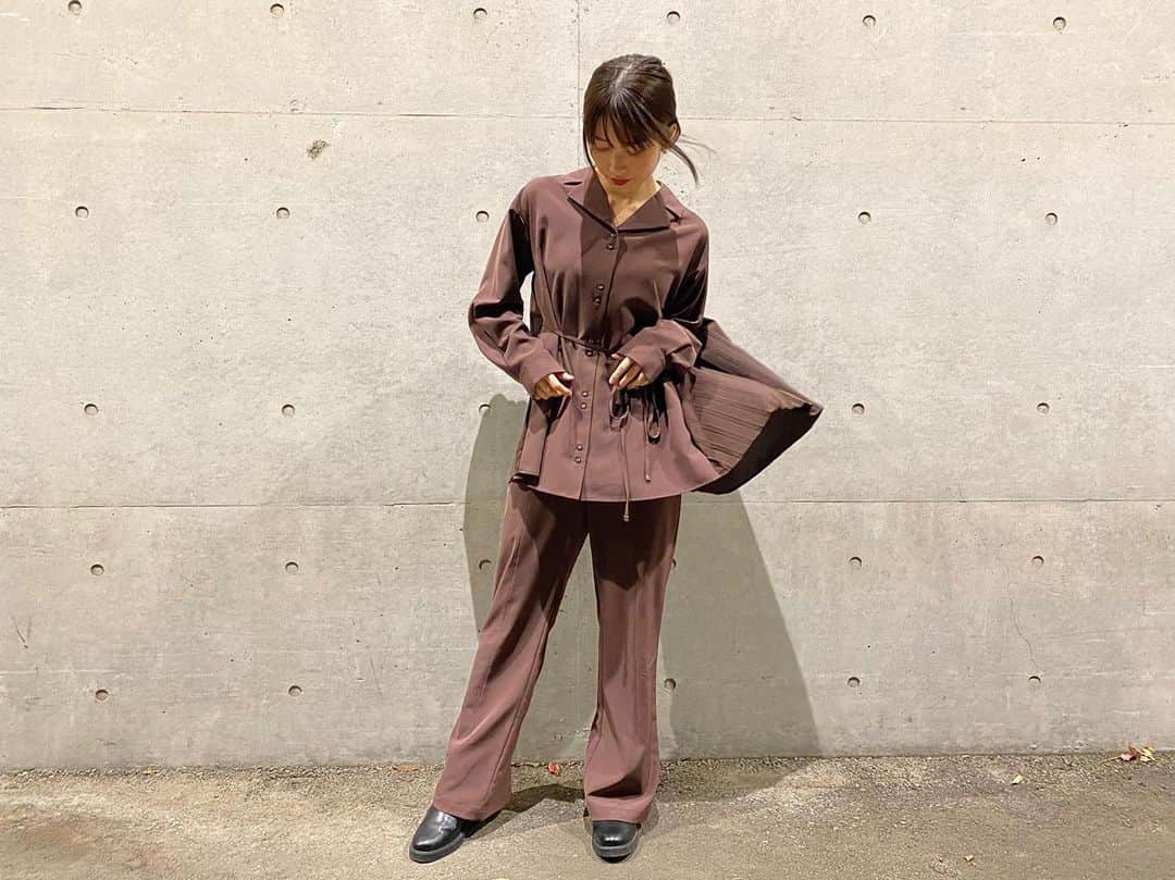横山由依さんのインスタグラム写真 - (横山由依Instagram)「よく衣装で着させていただく @ladymade_official  の展示会に行かせていただいた時に 一目惚れしたセットアップと 履きやすく何にでも合わせやすい ユニクロのショートブーツ🤎🖤 最近セットアップよく着てますー！  #ladymade #uniqlo」11月28日 21時30分 - yokoyamayui_1208