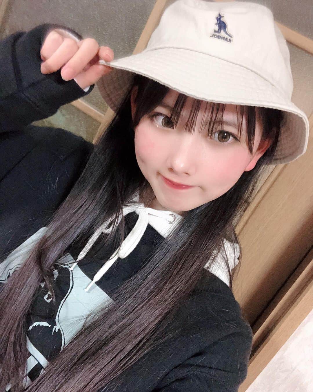中野みやびのインスタグラム：「おじさまからのプレゼント❕  #おじさま #おじさん #ありがとう #thanks #感謝 #love #kangol #brand #バケハ #メンズライク #かわいい #hat #おきに #お気に入り #パーカー #女子 #自撮り #中野 #中野みやび」