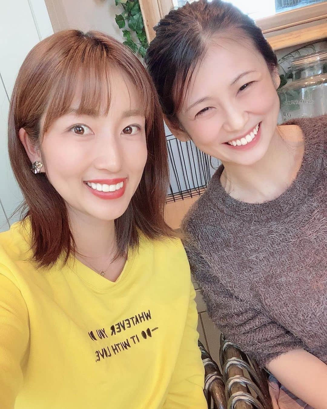 庄司ゆうこさんのインスタグラム写真 - (庄司ゆうこInstagram)「元グラビアアイドル小阪有花ちゃんとインスタライブやりましたぁー❣️ 久しぶりのインスタライブ楽しかったぁー🤗300人くらいの方が観てくれてたみたい^ ^ また気まぐれで誰かとやると思うのでその時は宜しくね❣️笑 アーカイブに今は残してますが、しばらくしたら消すかもです🤣 15年前、ゆかちゃんはグラビアの大先輩で私はゆかちゃんを雑誌で観て可愛いなぁーいつか会いたいなぁーって思ってたら最近になって出会えてこうやって仲良くなれて嬉しい😆 そしてゴルフスクール @golfguts ガッツも順調に通ってます♪ 的確なアドバイスをいつも頂けるので確実に成長した気がします✨ すでに来年2月までゴルフ計画立ててしまった🤣いつも冬は絶対行かなかったのに🤣今年は寒くても頑張ってコース行こうと思います🥰 #インスタライブ#小阪由佳#小阪有花#元グラビアアイドル#グラドル#庄司ゆうこ#恵比寿#コスメキッチンアダプテーション#個室#ゴルフスクール#ゴルフレッスン#ゴルフ#ゴルフ女子#コソ練」11月28日 21時24分 - yuko.shoji