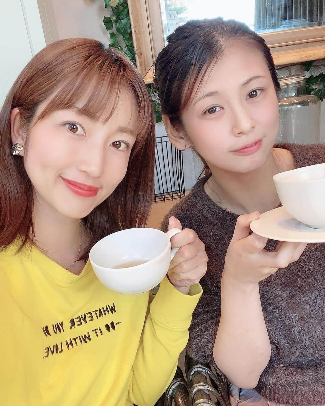 庄司ゆうこさんのインスタグラム写真 - (庄司ゆうこInstagram)「元グラビアアイドル小阪有花ちゃんとインスタライブやりましたぁー❣️ 久しぶりのインスタライブ楽しかったぁー🤗300人くらいの方が観てくれてたみたい^ ^ また気まぐれで誰かとやると思うのでその時は宜しくね❣️笑 アーカイブに今は残してますが、しばらくしたら消すかもです🤣 15年前、ゆかちゃんはグラビアの大先輩で私はゆかちゃんを雑誌で観て可愛いなぁーいつか会いたいなぁーって思ってたら最近になって出会えてこうやって仲良くなれて嬉しい😆 そしてゴルフスクール @golfguts ガッツも順調に通ってます♪ 的確なアドバイスをいつも頂けるので確実に成長した気がします✨ すでに来年2月までゴルフ計画立ててしまった🤣いつも冬は絶対行かなかったのに🤣今年は寒くても頑張ってコース行こうと思います🥰 #インスタライブ#小阪由佳#小阪有花#元グラビアアイドル#グラドル#庄司ゆうこ#恵比寿#コスメキッチンアダプテーション#個室#ゴルフスクール#ゴルフレッスン#ゴルフ#ゴルフ女子#コソ練」11月28日 21時24分 - yuko.shoji