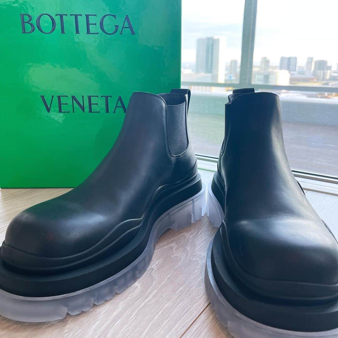 カブキンのインスタグラム：「今年初めてちゃんとした靴買った。  半年ぶりに靴下はきます👟  コメントください！  #婚活  #結婚相談所　 #bottegaveneta  #bottegavenetashoes」