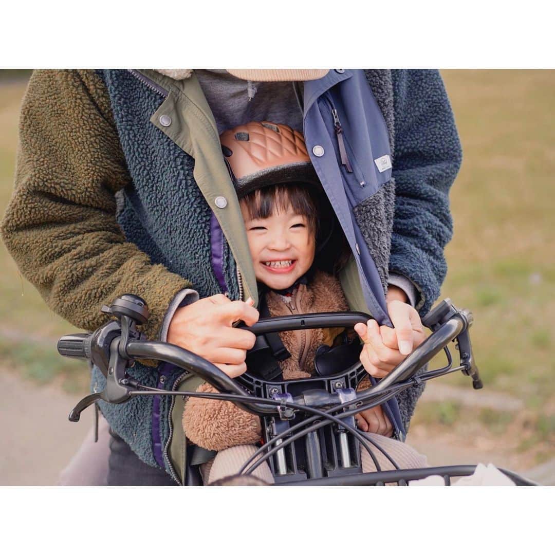 Kyooonのインスタグラム：「今日は寒かったね〜🍃﻿ ﻿ パパのアウターで寒さガード！！！﻿ ﻿ ﻿ 何しても癒しキャラの次女さん🧒﻿ #次女#2歳#2歳5ヶ月#ママカメラ#sonya7iii#α7iii」