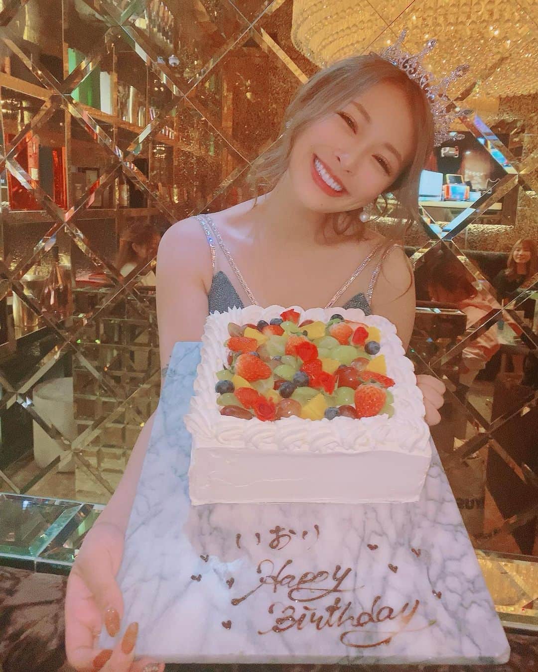 IORIのインスタグラム：「・ 私は、私を大切にしてくれる人が大好きです！ ・ ・ キャバクラだろうが、人と人なので 雑な扱いされるとすごく悲しくなるしへこみます😞 ・ その分、考えることも沢山あるけど、 やっぱり人間が好きなので 自分の周りは素敵な人で溢れて欲しいです☺️💖 ・ ・ 24ちゃいは笑顔と愛でいっぱいの一年にしたいです😍😍 ・ ・ ・ #バースデー#バースデーイベント #名古屋#錦#錦3#シェリエ#GOLD#サロンドゴールド#salondegold#newドレス#キャバクラ#キャバ嬢#シャンパン#撮影#followforfollowback #likeforlike#キャバ嬢の日常」