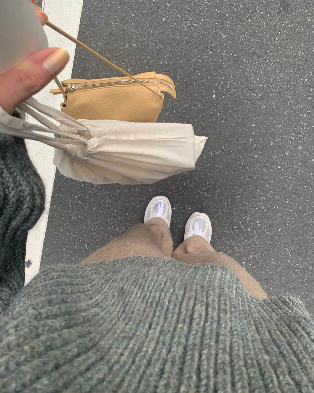 まつだみらいのインスタグラム：「vlog  upしました🤍  そして明日は rihkaのdear meのお色味などをしっかり見ていただけるよう、自然光がある時間にinstalive させていただきます🤍 ぜひご参加ください✨  私のアカウントではなく、 @rihka_official アカウントでさせていただきます☺️」