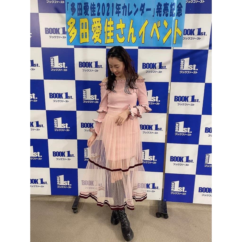 多田愛佳さんのインスタグラム写真 - (多田愛佳Instagram)「カレンダーイベントありがとうございました〜😚💓 . 今日の衣装は可愛いお洋服をたくさん取り揃えている @manontokyo のオフショルワンピースを着ました🥸🥸 スタイル良く見えて可愛くてとっても好きっ💓」11月28日 21時33分 - lovetannnnnn