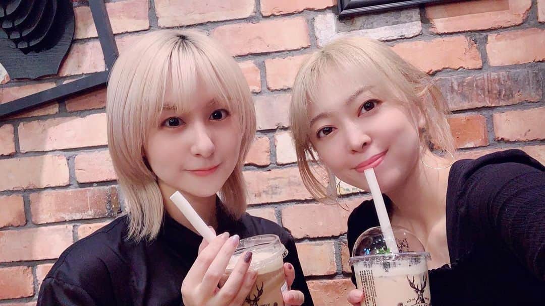 吉田有里のインスタグラム：「🧋 #ヴァンガードif ﻿ ご視聴、お付き合い、ご声援、ありがとうございました。﻿ ﻿ ﻿ 参加していた長く続くシリーズの中に﻿ 元々やっていたキャラクターではなく﻿ 完全なる新キャラで、﻿ 既に出来上がったメンバーの中にメインに入る緊張と焦り﻿ ﻿ シリーズファンの皆様に受け入れてもらえるように頑張らなきゃ、というプレッシャー﻿ ﻿ そして、お話が完走できるのか﻿ アフレコや放送が中止になってしまうのではないか﻿ シュカを最後まで無事演じきることが出来るのかという、﻿ 収録が始まった頃には微塵も想像していなかった、今まで感じたことのない不安﻿ ﻿ 突然キャスト全員で生で掛け合えなくなった時の寂しさ﻿ ﻿ 色んなことが重なって﻿ とても印象強く、忘れられない、大切なキャラクター・作品となりました。﻿ ﻿ ﻿ オンエアが終わってスタッフロール、エンドカードを見て﻿ とても感動しましたし﻿ ああ、完走した、無事視聴者の皆さんに届いて終わったんだ…と思ったら﻿ すごくホッとして泣けてしまいました﻿ ﻿ 最後にトレンド1位！﻿ シュカも入ったらしく…ありがとうございます☺️よかったねぇシュカ﻿ ﻿ ﻿ 朝のアニメで﻿ 魔法少女になれるなんて、嬉しかったなぁ﻿ お付きのマスコットにいつか…と思っていたのでまさかすぎました笑笑﻿ 友人のお子さんが「じゃまー！」と言って遊んでくれてるって聞いて﻿ ああ、声優になってよかったなって本気で思いました。﻿ ﻿ ﻿ 私の慣れないリアルタイム感想ストーリーに﻿ お付き合い下さったファンの皆様、﻿ 本当にありがとうございました﻿ あたたかい感想をいつも頂いて、本当に支えられていました。﻿ 自分で話をする場を今もたない私は﻿ 皆さんのリアルタイムの反応や感想を聞ける場がインスタしかないので﻿ かじりついて読んでいました(しまじろうをBGMにしながら)﻿ ﻿ ﻿ 至らないながらも、全力で彼女と駆け抜けました﻿ ﻿ また、いつか、シュカに会えたら嬉しいなぁ﻿ ﻿ ﻿ ﻿ (タピオカは2人で飲むと美味しい)﻿ ﻿ (魔法は解けたかい？)﻿ (答えを見つけた！)﻿ ﻿ #ヴァンガード　#ヴァンガードif﻿ #ヴァンガード外伝if #Vangard﻿ #シュカ﻿ #魔法少女かわいい #榎本温子 さん #吉田有里 ﻿」