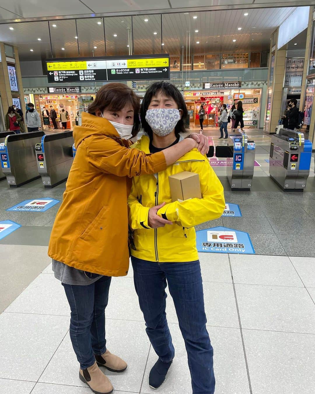 のインスタグラム：「😚My Mom 👈🏻👉🏻 Me 😩 Pretty busy week in Osaka staying at my parents home 🧡💛 . . Honestly got tired some meetings & business 🥴 so it was not enough time with family but I’m happy to make them happy 🥰 . . Tomorrow, Back to side business in mud 💩😅 . . #今日のエリさん」