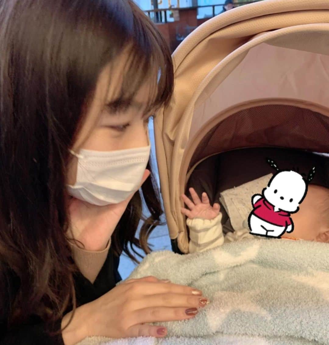 Mitoのインスタグラム：「. . お散歩行きました🚶‍♀️ . 週末の👨がいる日じゃないとベビーカーで散歩ができないので😂いっぱい歩いたのにほぼ爆睡してた😅 ツリー🎄があったから見て欲しかったのに…😅 . . . #一日一投稿 #なのかめ☺︎  #べびーかーでねる  #icandy」