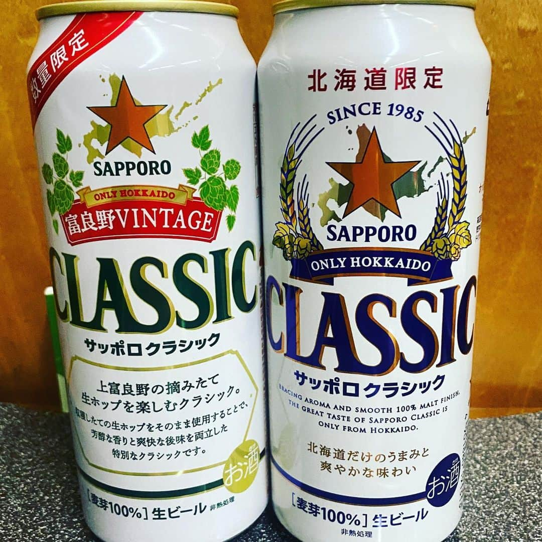 福島和可菜さんのインスタグラム写真 - (福島和可菜Instagram)「長旅のお共はコレ🍺❤  豊富～札幌へ🚃  途中、動物 （アナウンスによると鹿→熊→鹿） にぶつかり3度停車🥺  長旅が、さらに長旅になってます✨  北海道あるあるだけど、 動物ちゃんごめんなさーい🙏  ビール、足りない🥺（笑）  #北海道 #あるある #動物注意 #飛び出し注意 #快適な旅 #陸路 #いつでも楽しむ気持ちを忘れない #人生 #enjoy #beer #サッポロ #クラシック #classic #富良野 #vintage #美味しい #移動式 #bar #電車 でも #一人酒 #独り酒 #笑 #豊富 #🦌 #🧸 #🙏 #🍺 #❤️」11月28日 21時48分 - fukushimawakana