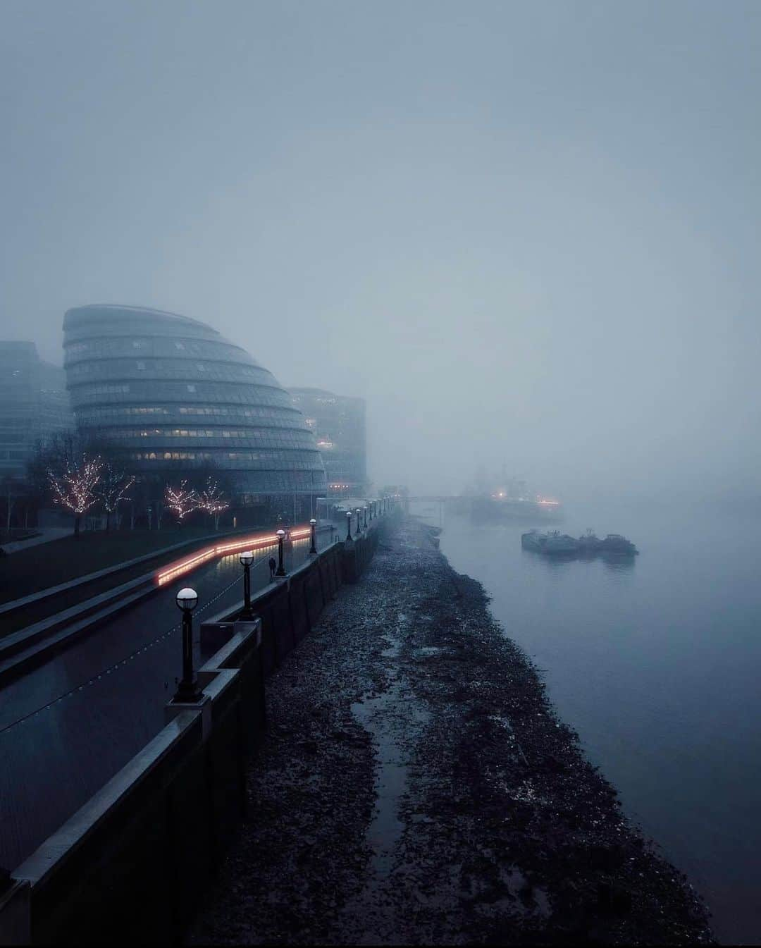 @LONDON | TAG #THISISLONDONさんのインスタグラム写真 - (@LONDON | TAG #THISISLONDONInstagram)「The fog has continued to sweep over London again today, and very few people capture it better than @rontimehin who even has a published book called “London Fog”. 👌🏼 So if you’re a fan of the fog like us... a perfect coffee table present for you right there! 📚❤️  ___________________________________________  #thisislondon #lovelondon #london #londra #londonlife #londres #uk #visitlondon #british #🇬🇧 #londonfog」11月28日 21時47分 - london